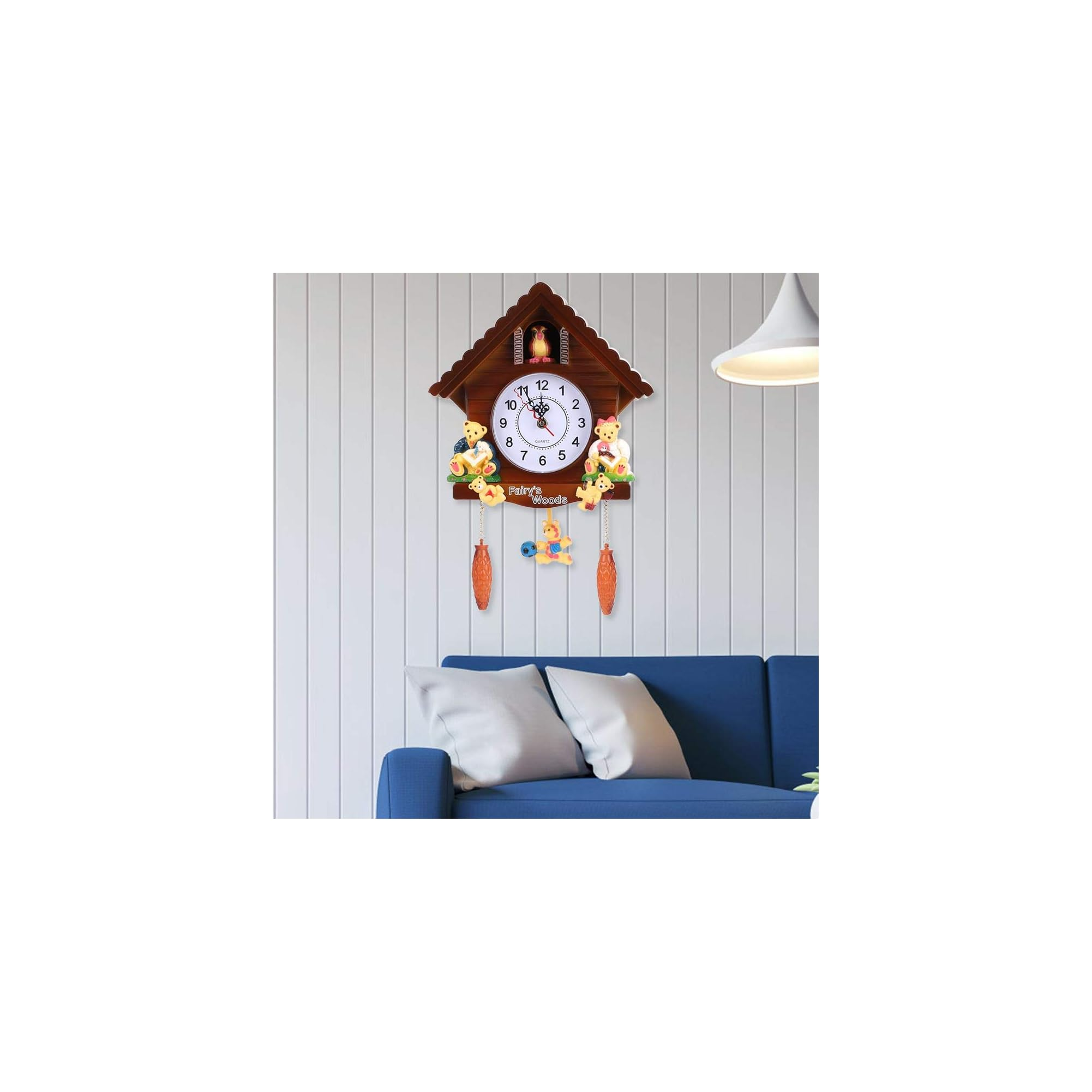 WanderaUhr im Holzhaus-Design mit Bärenfiguren an einer weißen Wand über einem blauen Sofa.