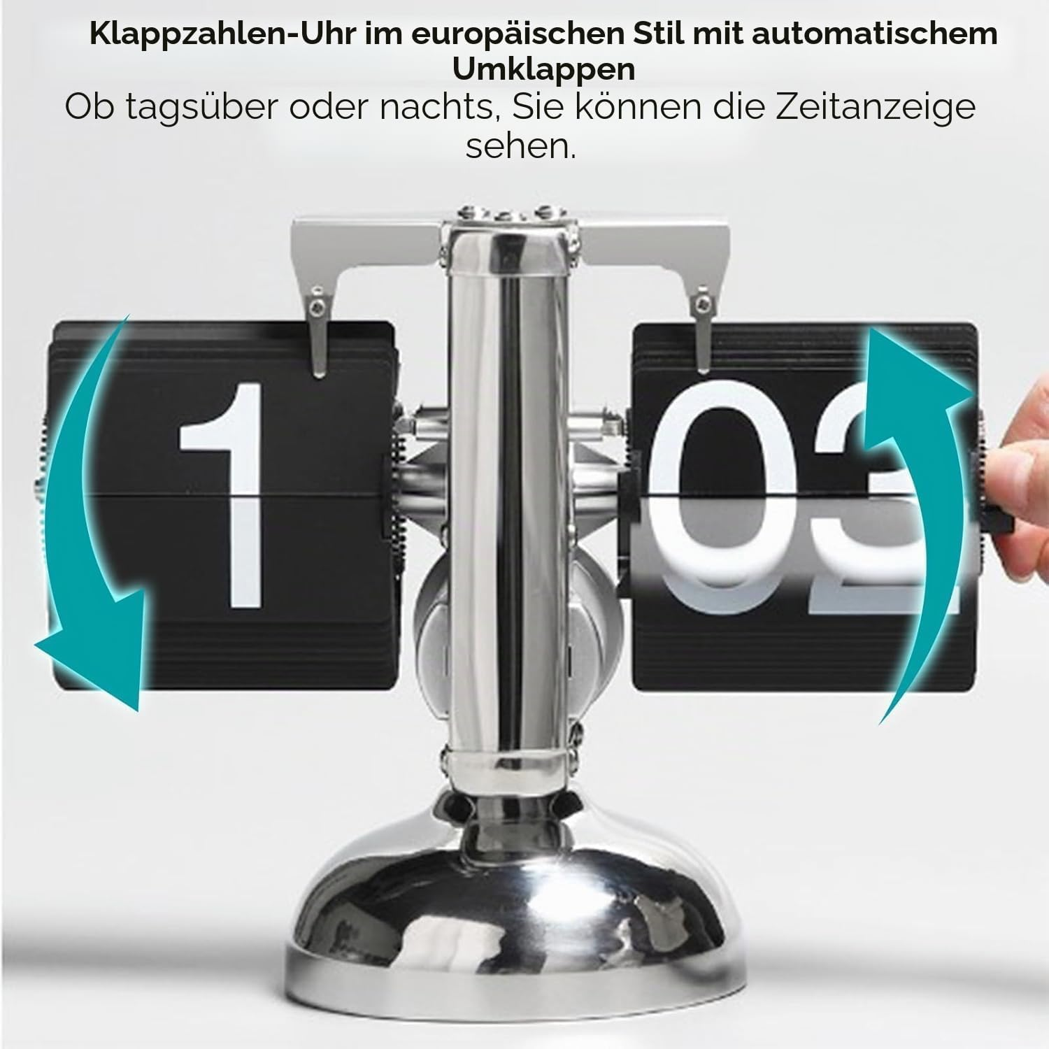 Silberne Tischuhr mit schwarzen Klappkarten und blauen Richtungspfeilen vor weißem Hintergrund.