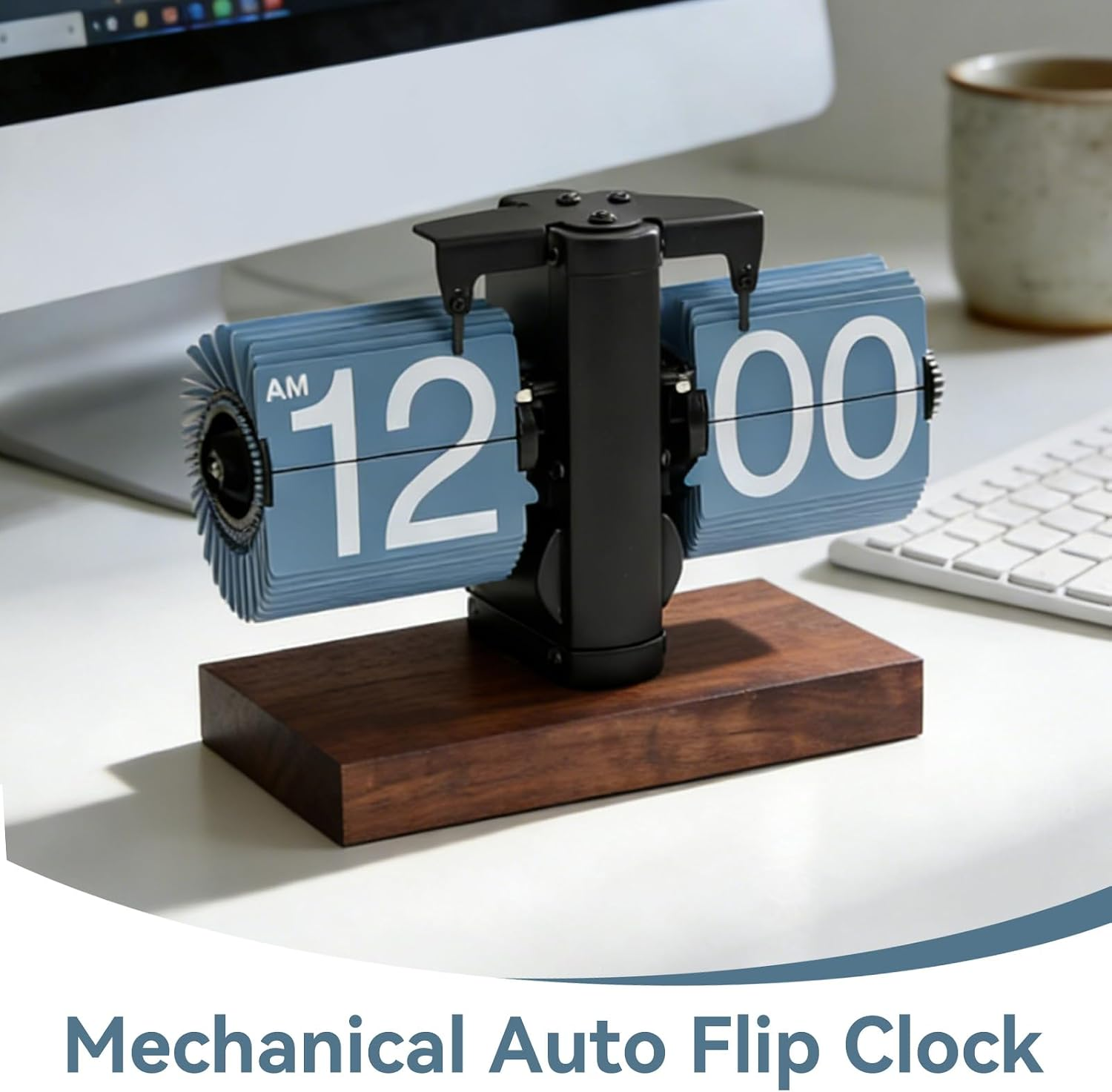 Eine retro blaue und schwarze mechanische Klappzahlenuhr auf einem Holzsockel auf einem Schreibtisch mit Monitor.