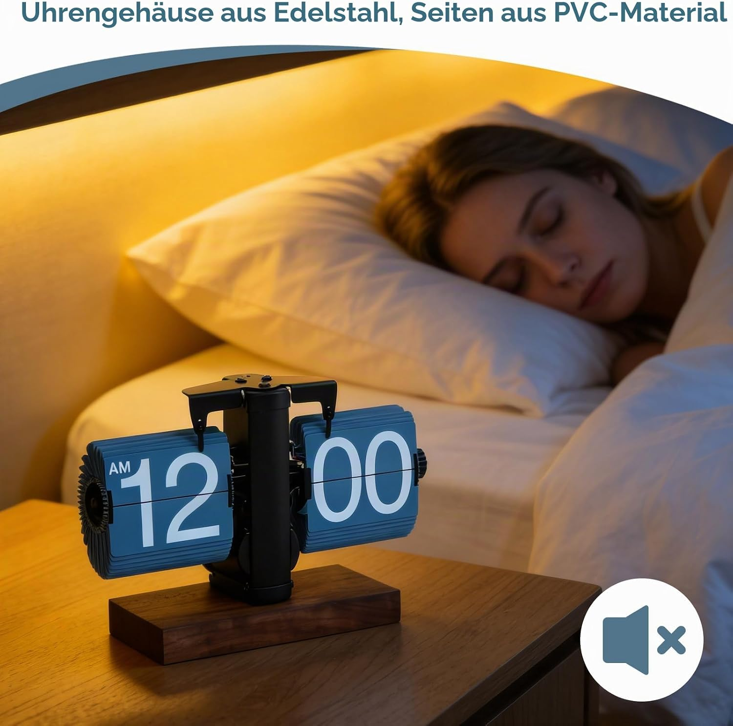 Ein blauer Flip-Wecker auf einem Holznachtisch zeigt 12:00 Uhr, während eine Frau im Bett schläft.