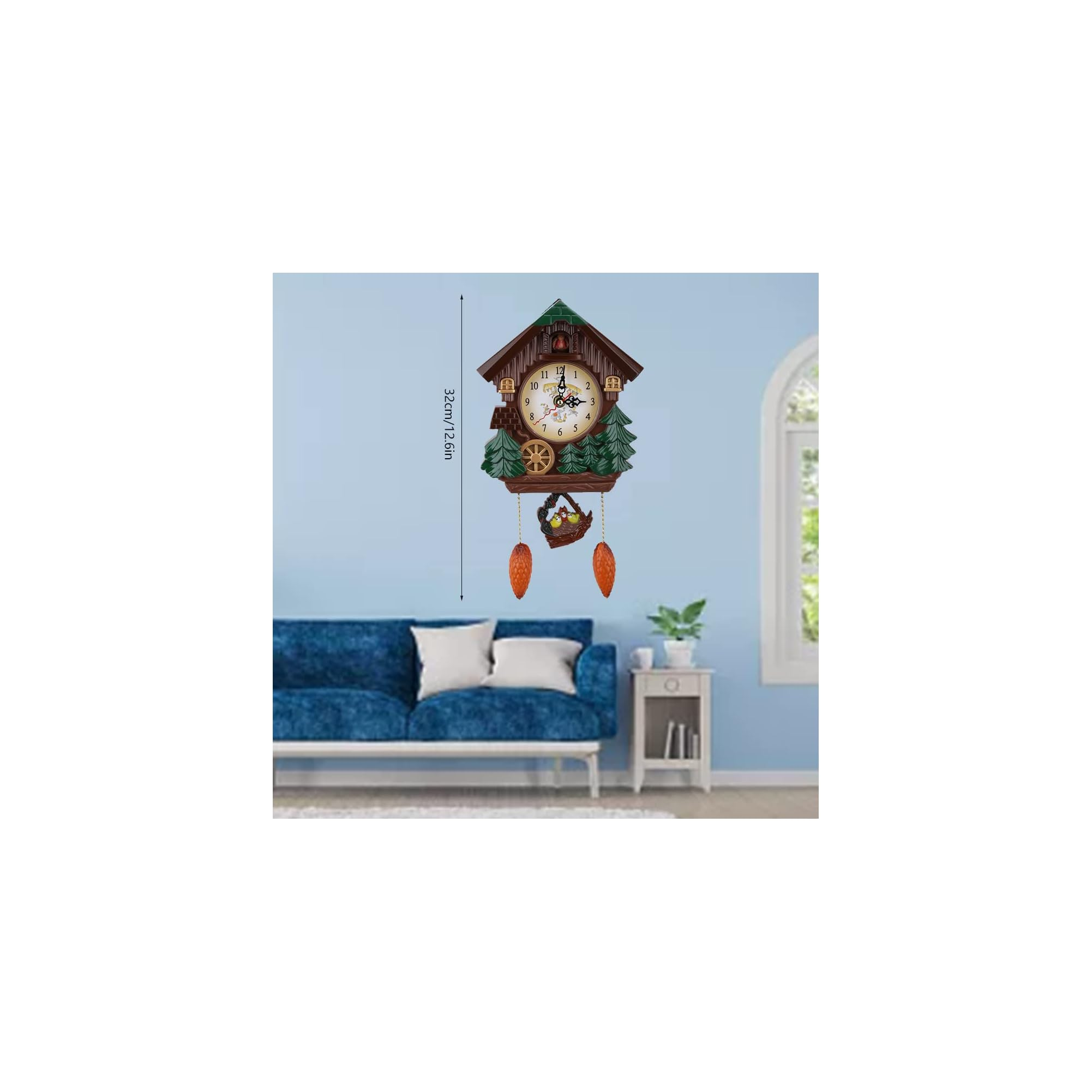 Eine braune Holzkuckucksuhr mit Tannenzapfengewichten hängt an einer blauen Wand über einem Sofa.