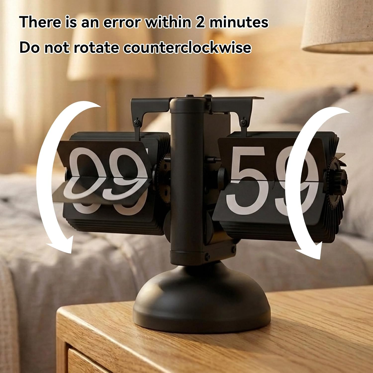 Eine schwarze Flip-Uhr auf einem Nachttisch mit Warntext.