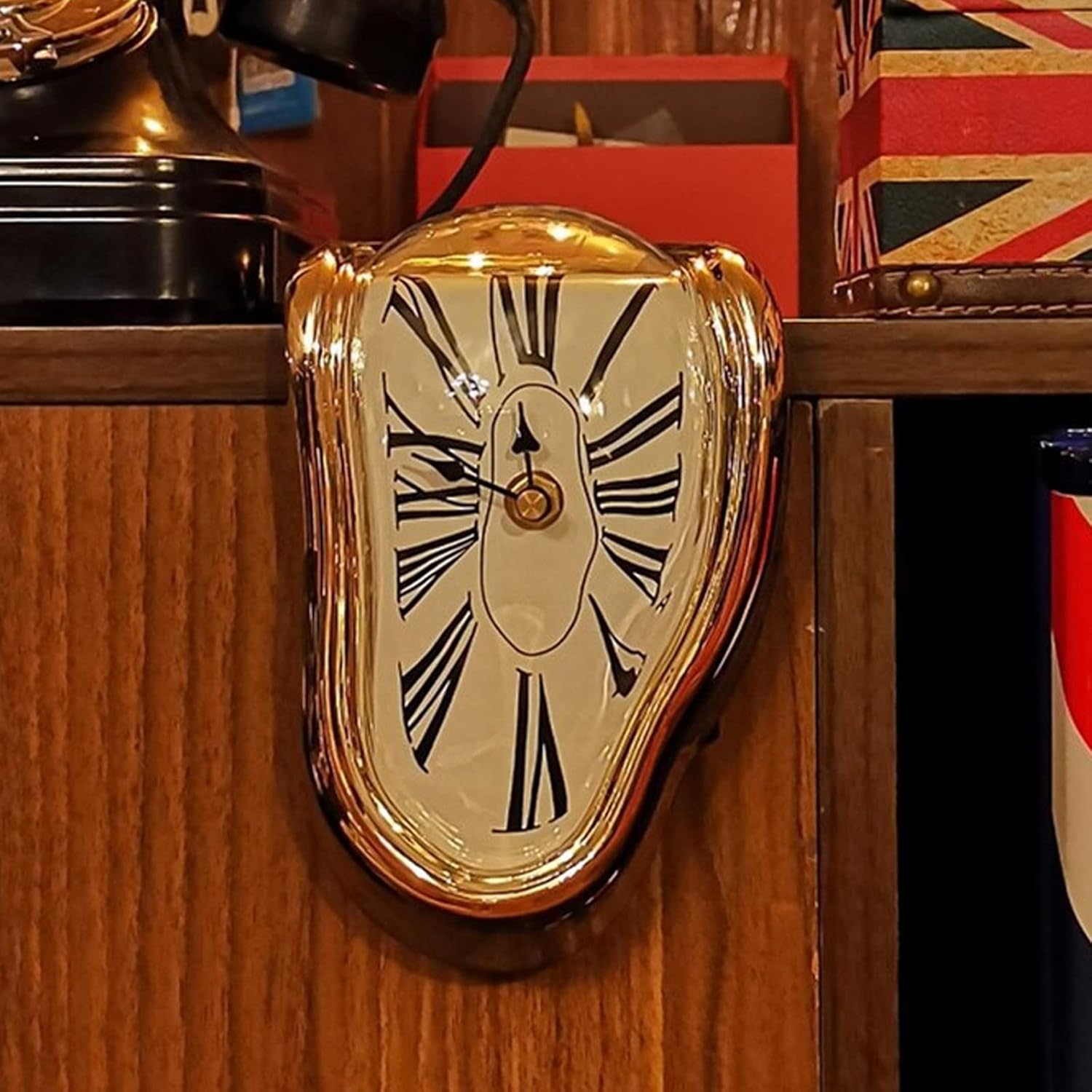 Eine surreal schmelzende goldene Uhr mit schwarzen römischen Ziffern hängt am Rand eines Holzregals.