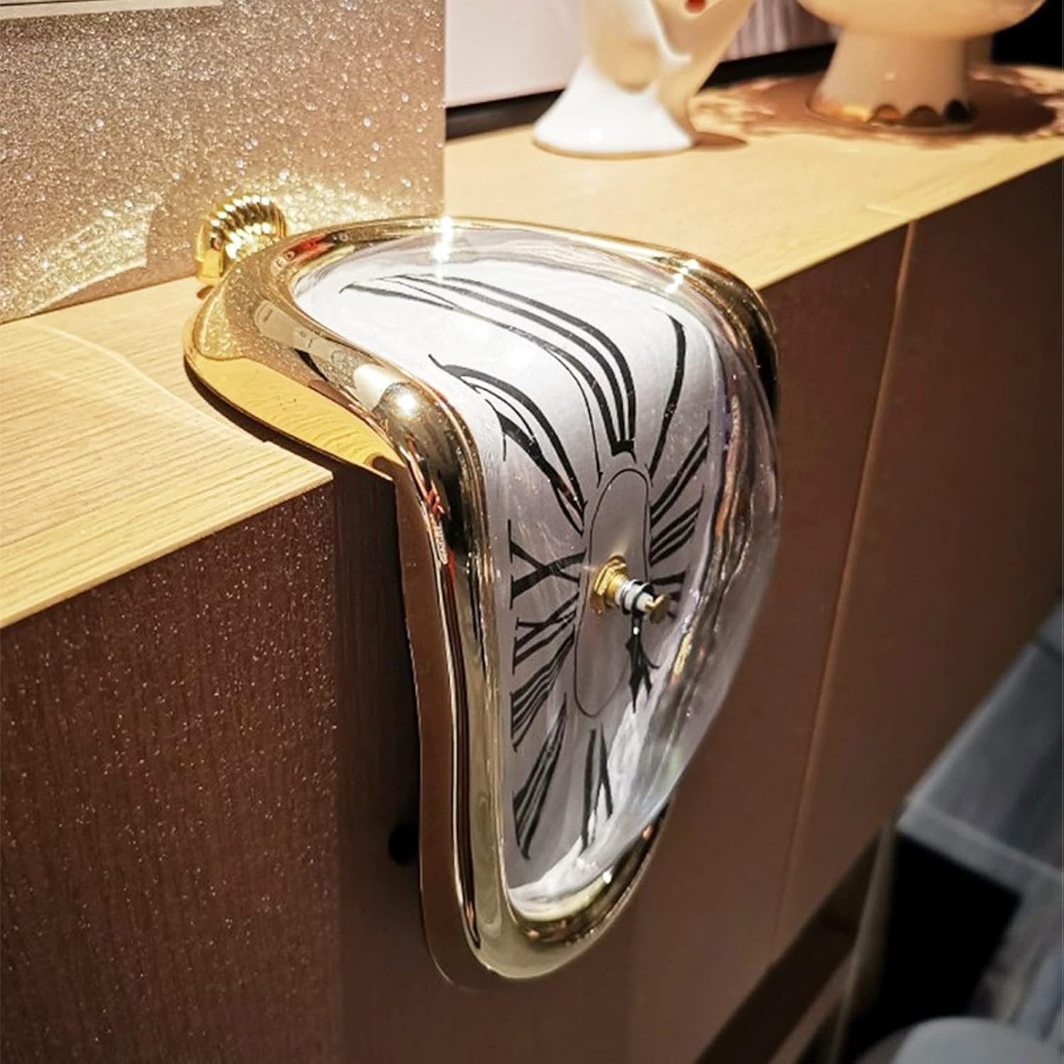 Eine surreale, schmelzende Gold- und Weißuhr, die über die Kante eines Holzregals hängt, mit verzerrten römischen Ziffern.