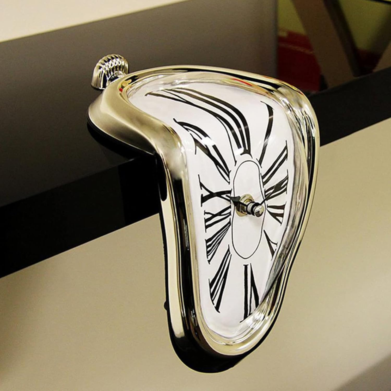 Eine surreale, schmelzende silberne Uhr hängt über der Kante eines schwarzen Regals.