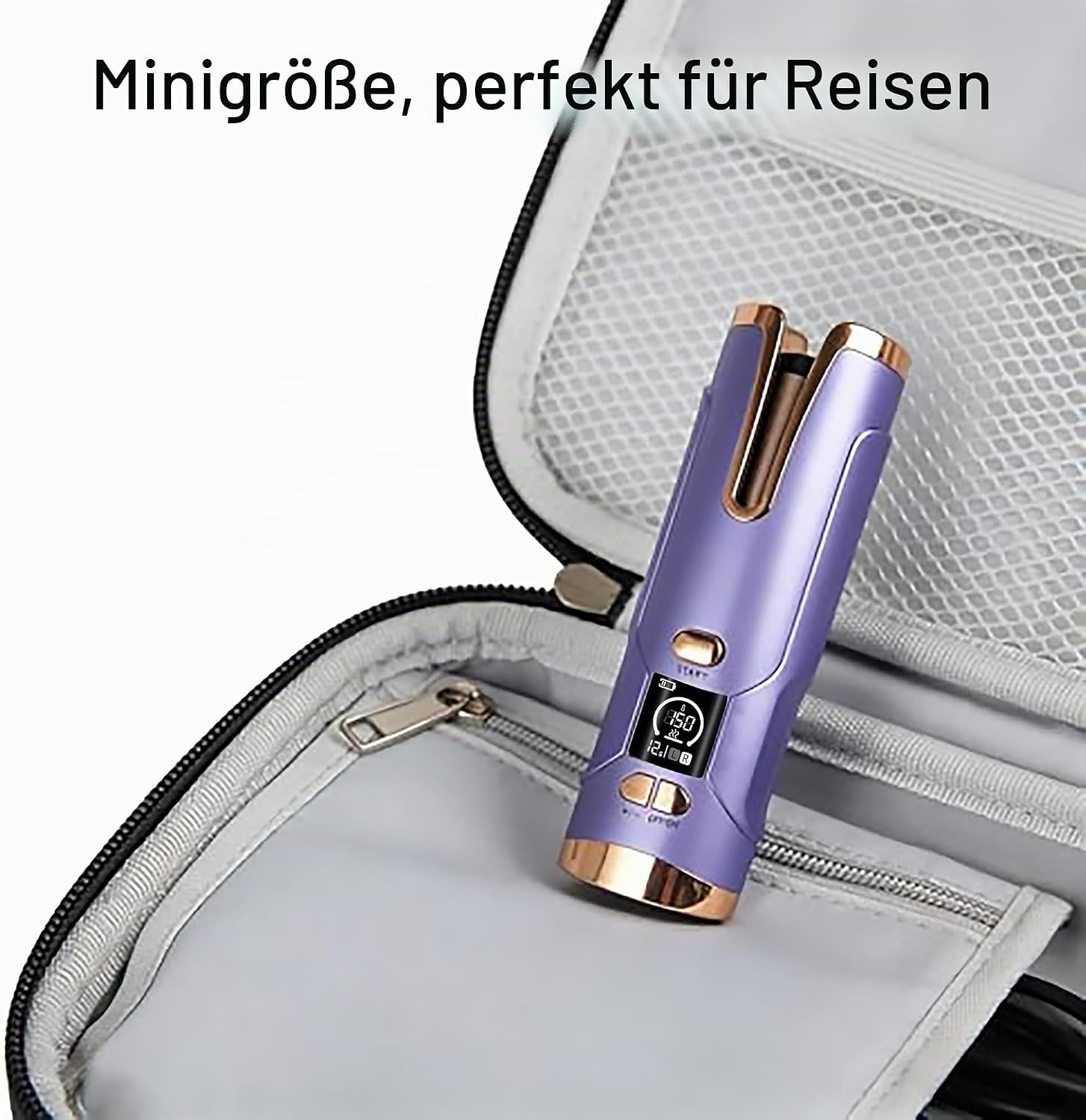 Ein tragbarer, violetter Lockenstab liegt in einer offenen, grauen Reisetasche mit Reißverschluss.