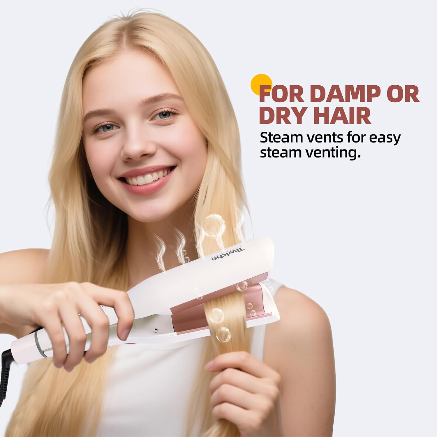 Eine blonde Frau lächelt und glättet ihre Haare mit einem weißen Haarglättereisen mit Dampf.