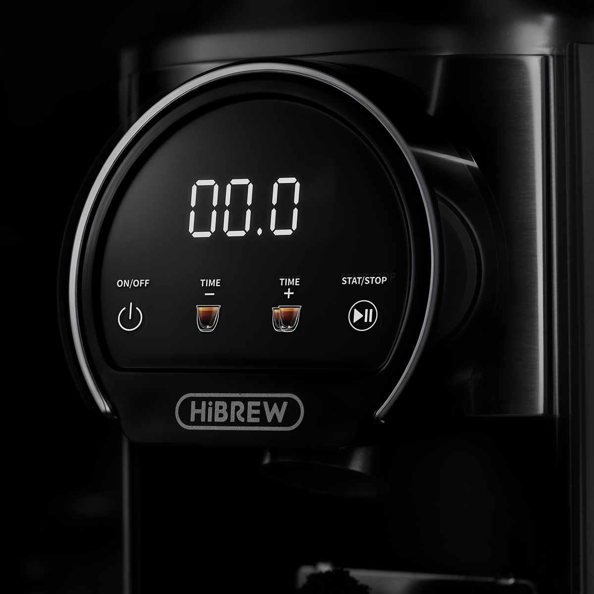 Nahaufnahme des digitalen Anzeigepaneels einer schwarzen HiBREW Kaffeemaschine mit 00.0 und Steuertasten.