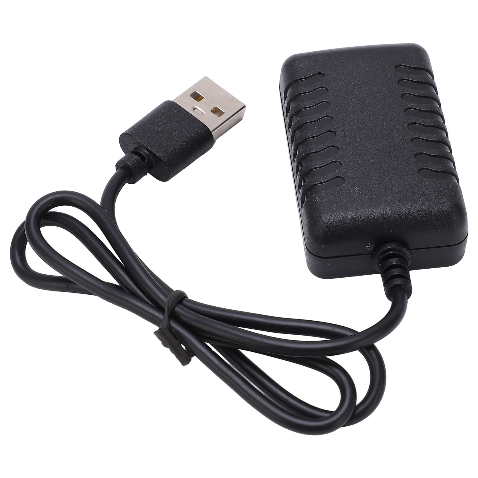 Ein schwarzer elektronischer Adapter mit einem aufgerollten Kabel und einem USB-Stecker vor weißem Hintergrund.