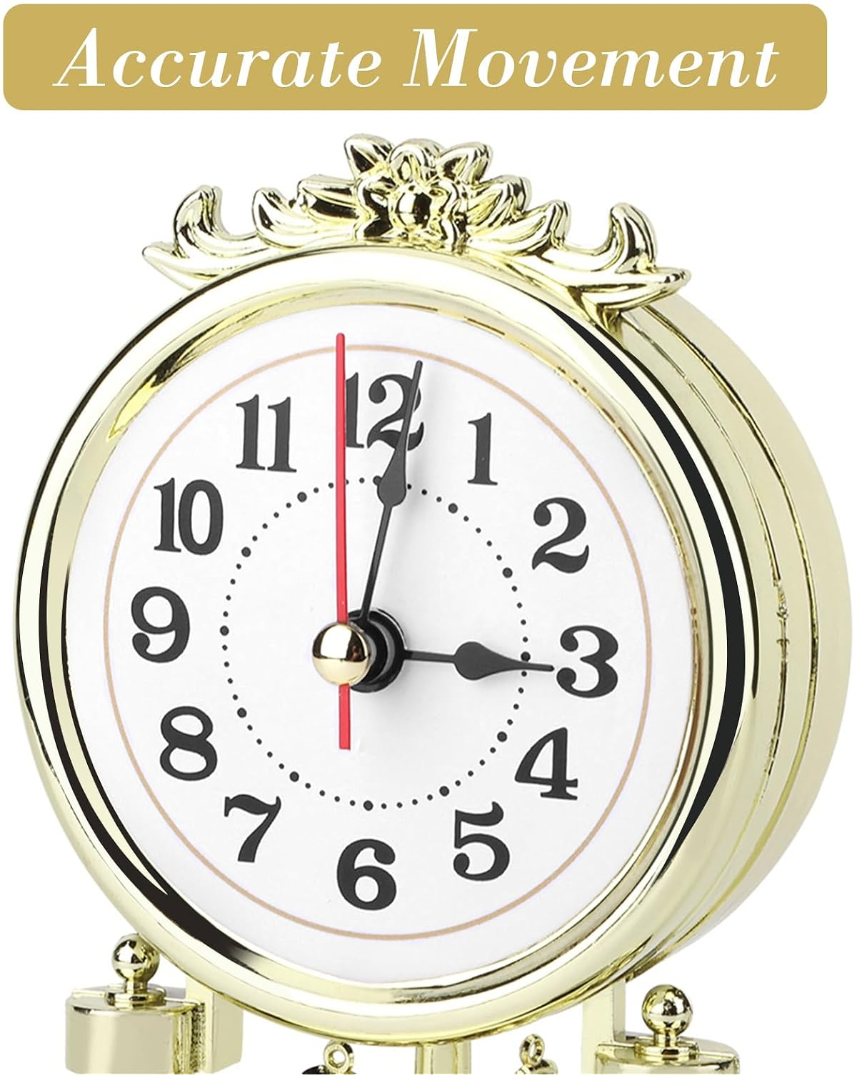 Eine goldfarbene Tischuhr mit weißem Zifferblatt, schwarzen Zahlen und drei Zeigern zeigt etwa drei Uhr.