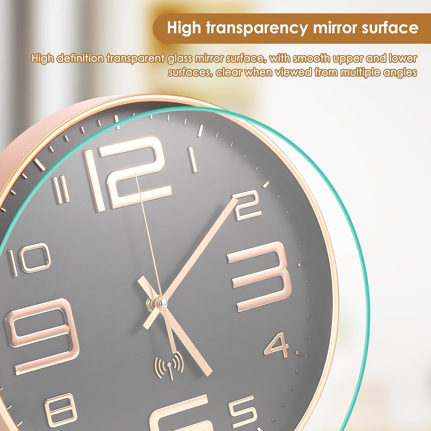 Nahaufnahme einer modernen Wanduhr mit grauem Zifferblatt, roségoldenen Ziffern und Glasabdeckung.
