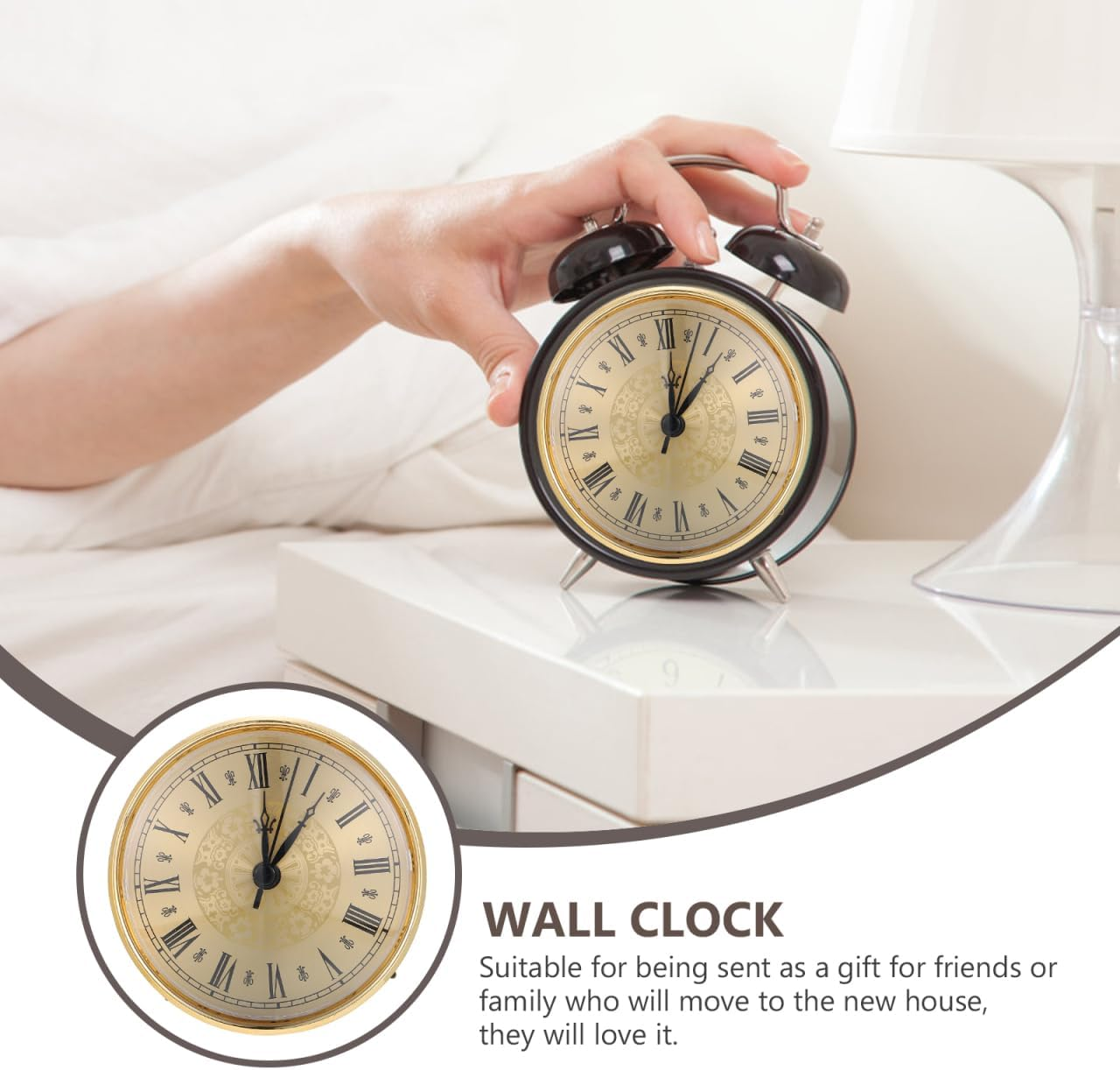 Eine Hand schaltet einen Wecker auf einem weißen Nachttisch aus, mit einer Wanduhr unten links und Text.
