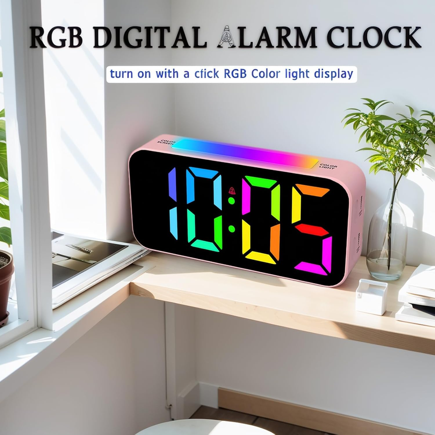 Ein rosa digitaler Wecker mit einem lebendigen RGB-Farbdisplay auf einem Holztisch neben einer Pflanze und einem Fenster.