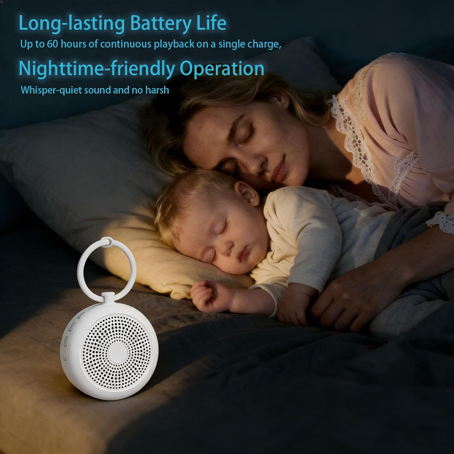 Eine Frau und ein Baby schlafen friedlich im Bett mit einer weißen Soundmaschine im Vordergrund.