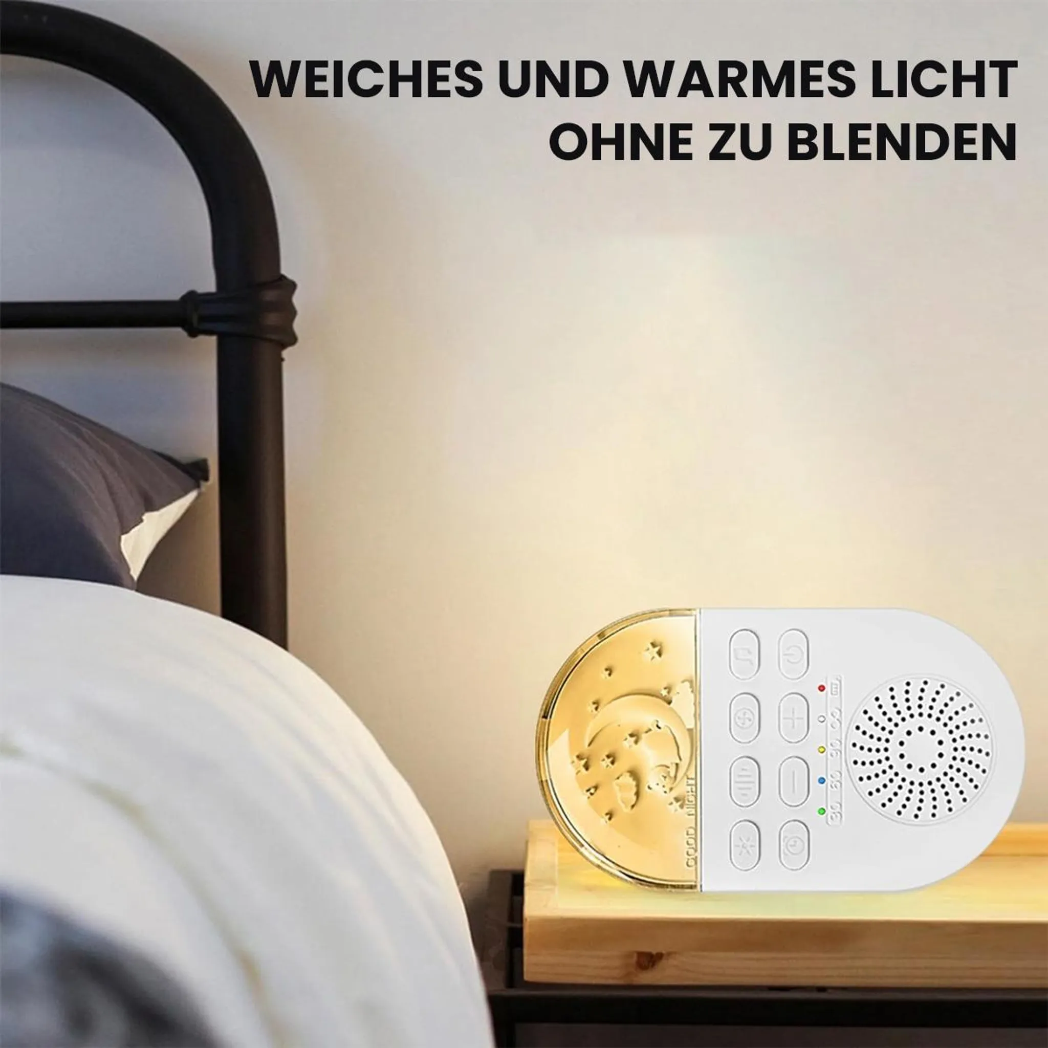 Ein weißes Nachtlicht mit warmem Licht steht auf einem Holztisch neben einem Bett mit schwarzem Metallrahmen.