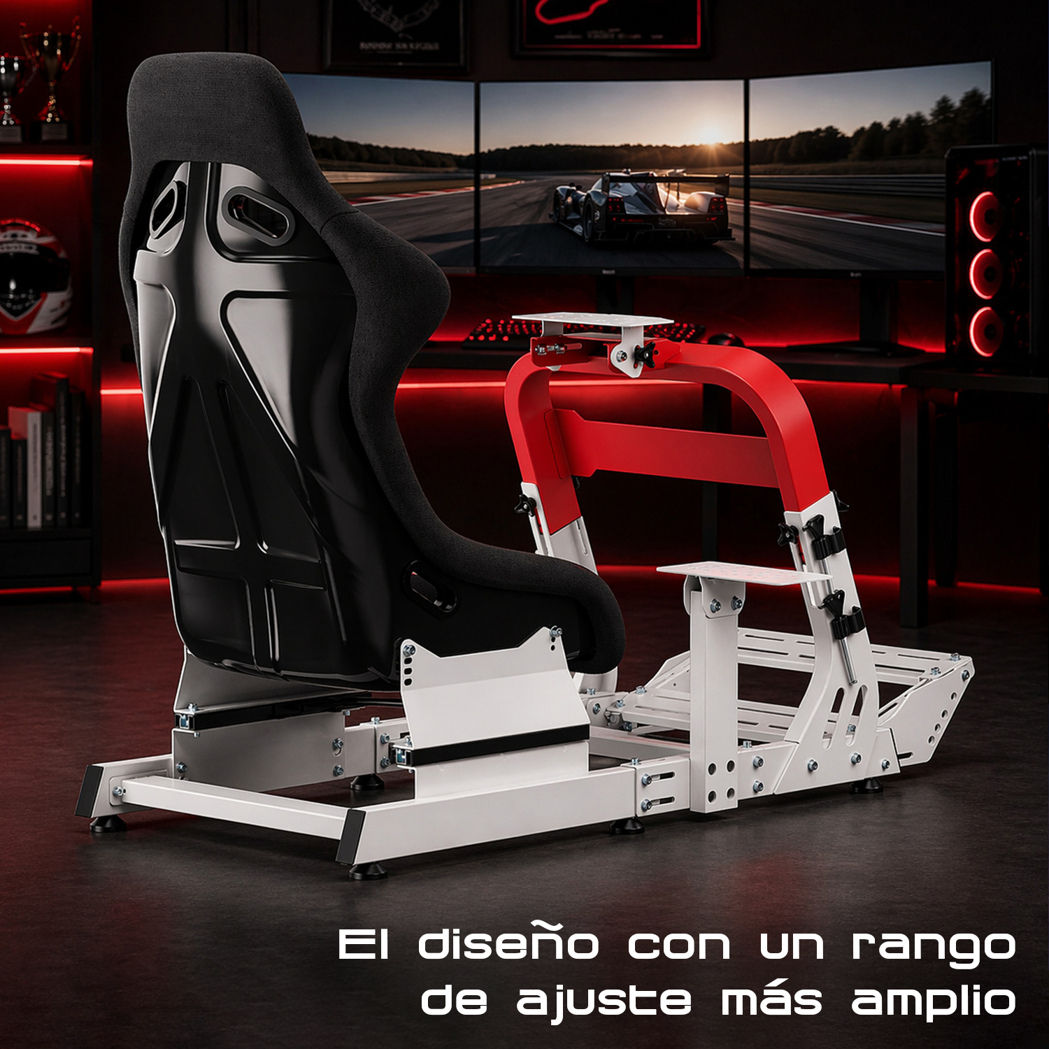 Un simulador de carreras blanco y rojo con asiento negro y tres monitores al fondo.