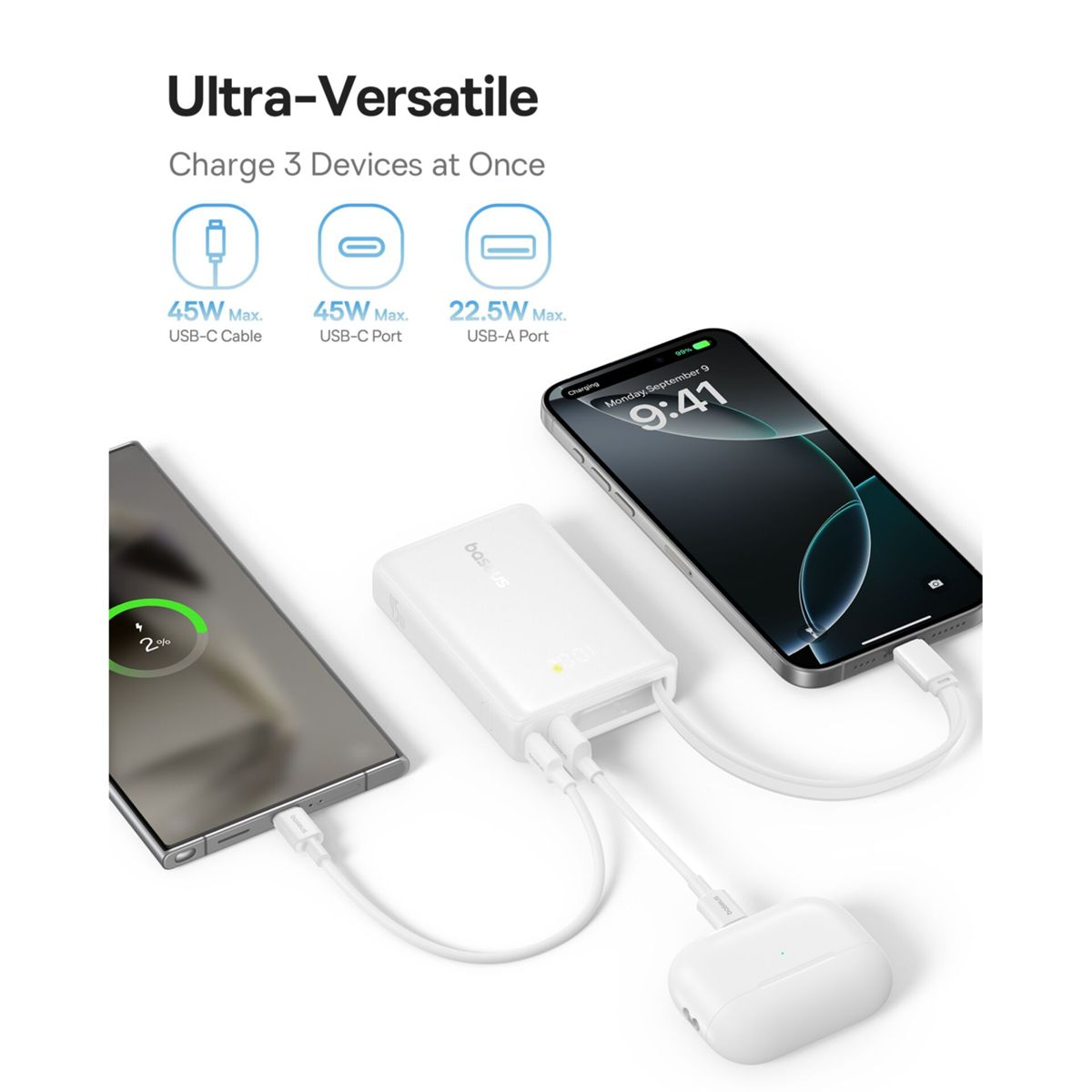 Un power bank bianco carica contemporaneamente uno smartphone, un altro dispositivo e auricolari wireless.