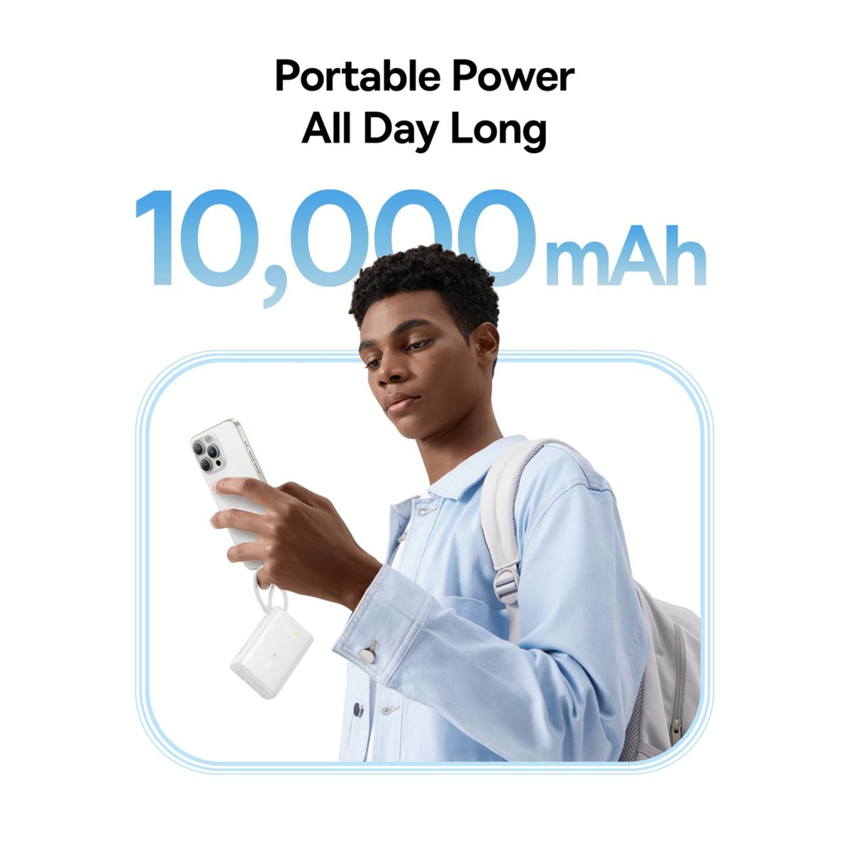 Un giovane con zaino utilizza uno smartphone collegato a una power bank compatta da 10.000 mAh.