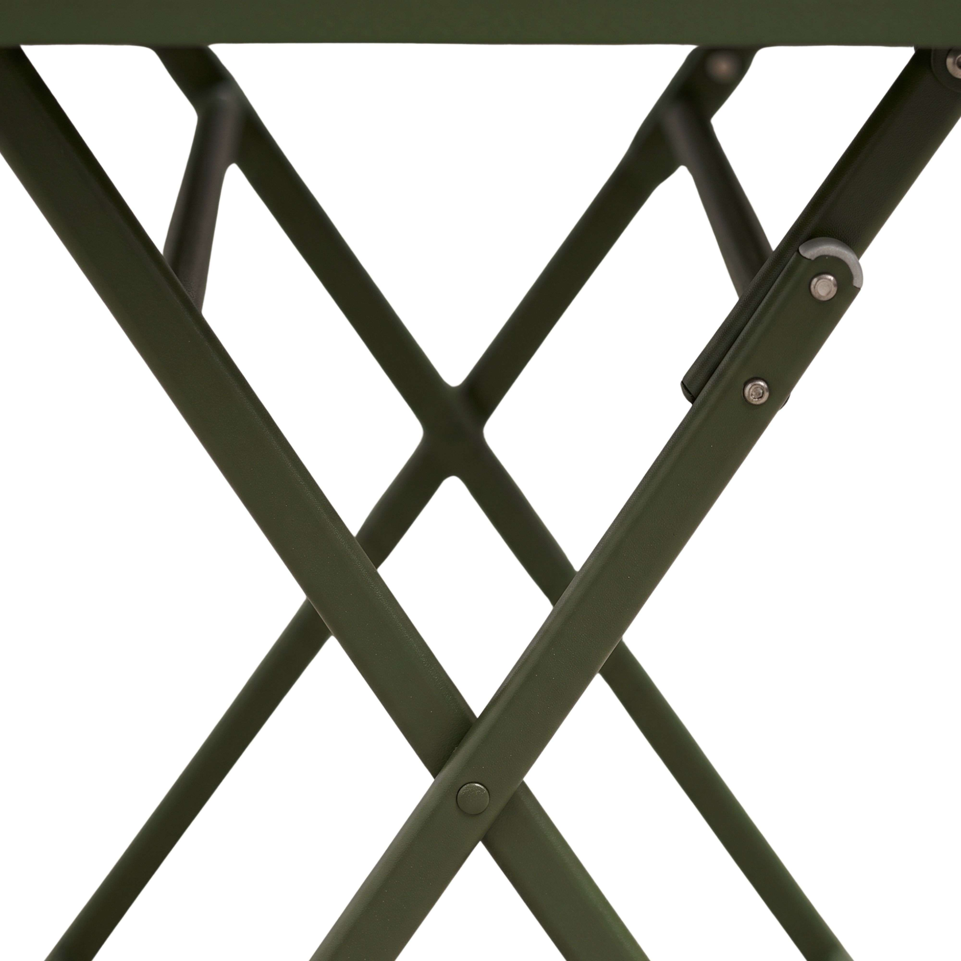 Primer plano de un marco plegable verde oliva con patas de metal entrecruzadas y pernos visibles sobre fondo blanco.