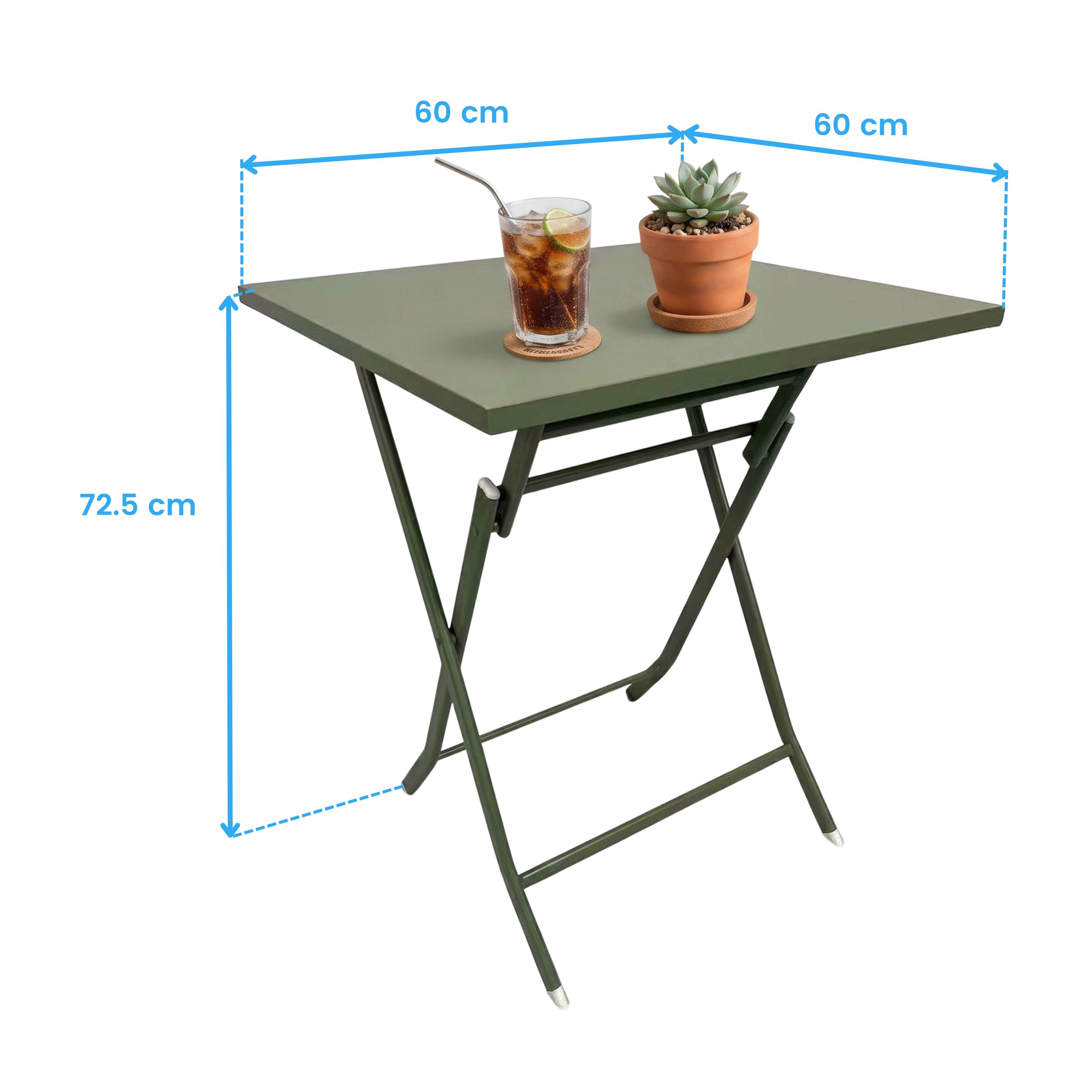 Mesa plegable verde con dimensiones: 60 cm de ancho, 60 cm de fondo y 72,5 cm de alto, decorada con una bebida y una planta.