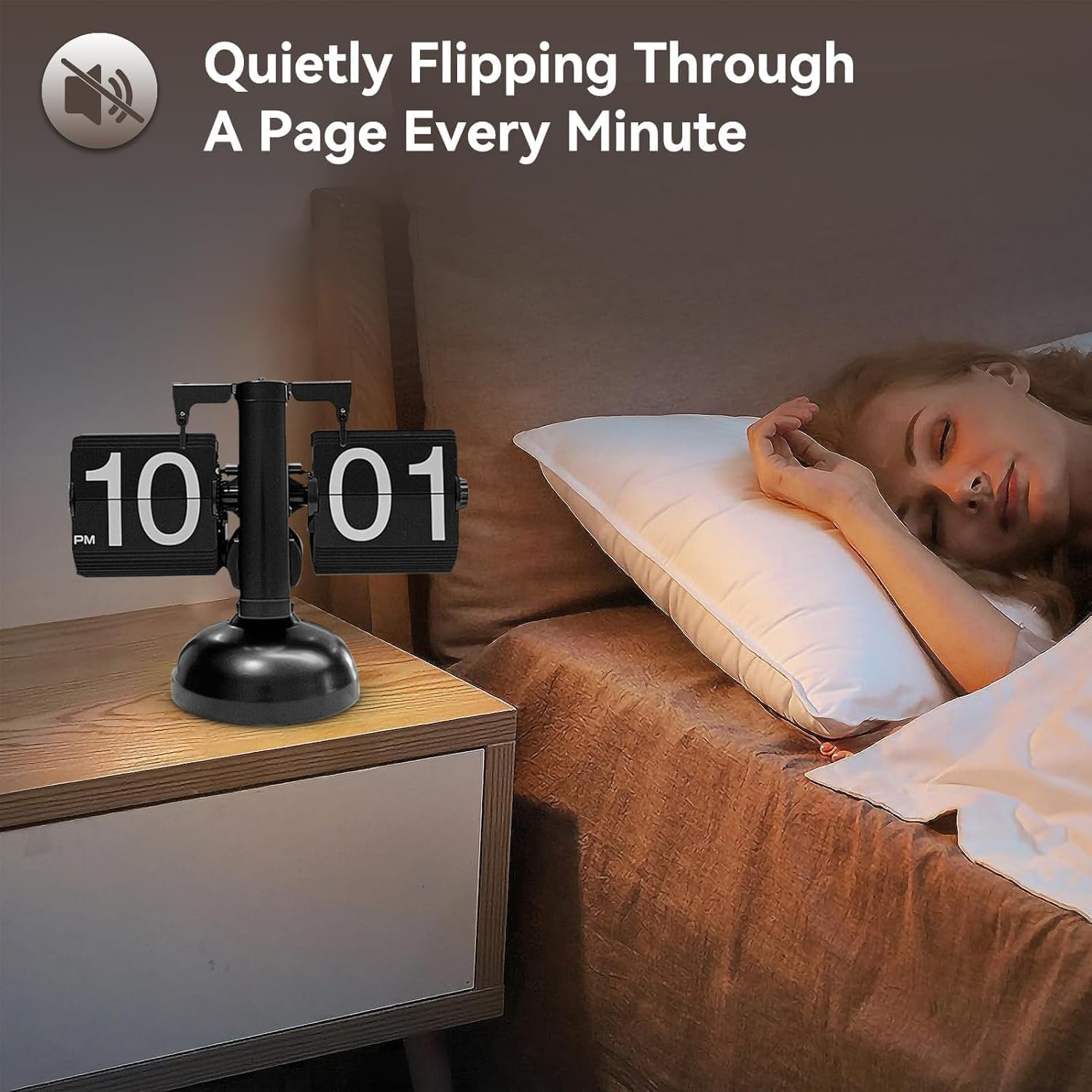 Eine Frau schläft friedlich im Bett neben einer leisen Klappzahlen-Tischuhr, die 10:01 Uhr anzeigt.