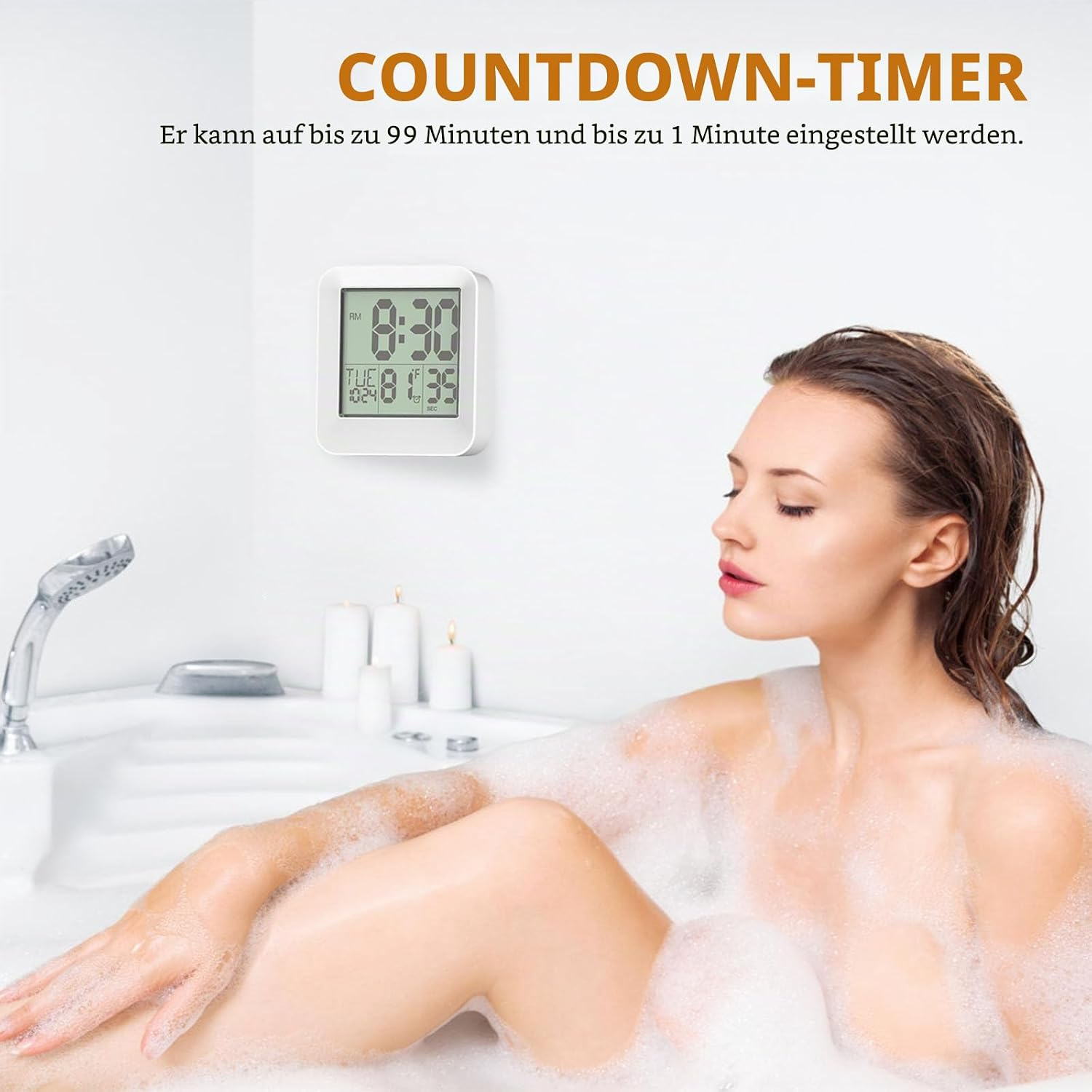Eine Frau entspannt in einer Badewanne mit Schaum, an der Wand hängt ein digitaler Timer.