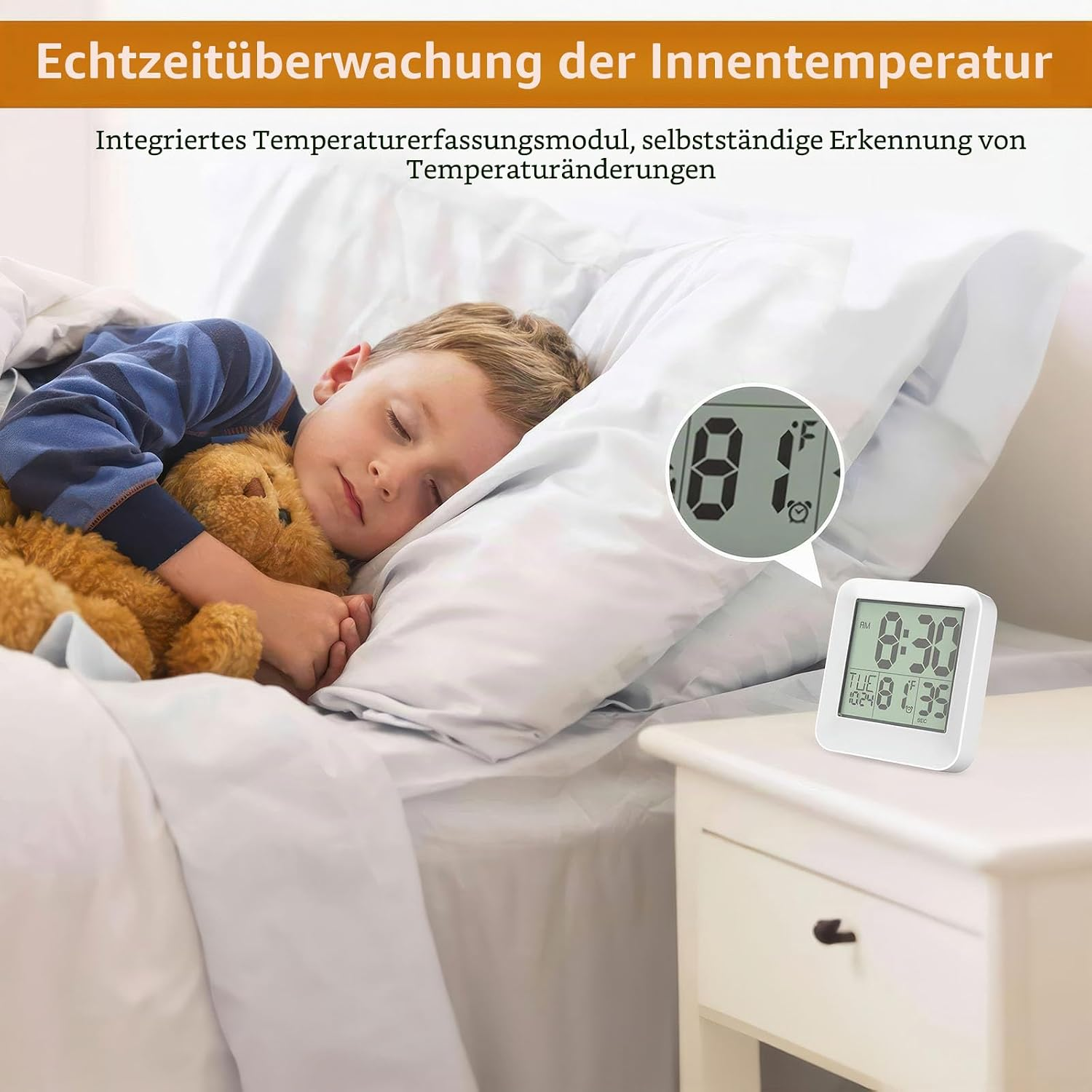 Kind schläft im Bett mit Teddybär, daneben auf dem Nachttisch steht ein weißer Digitalwecker.