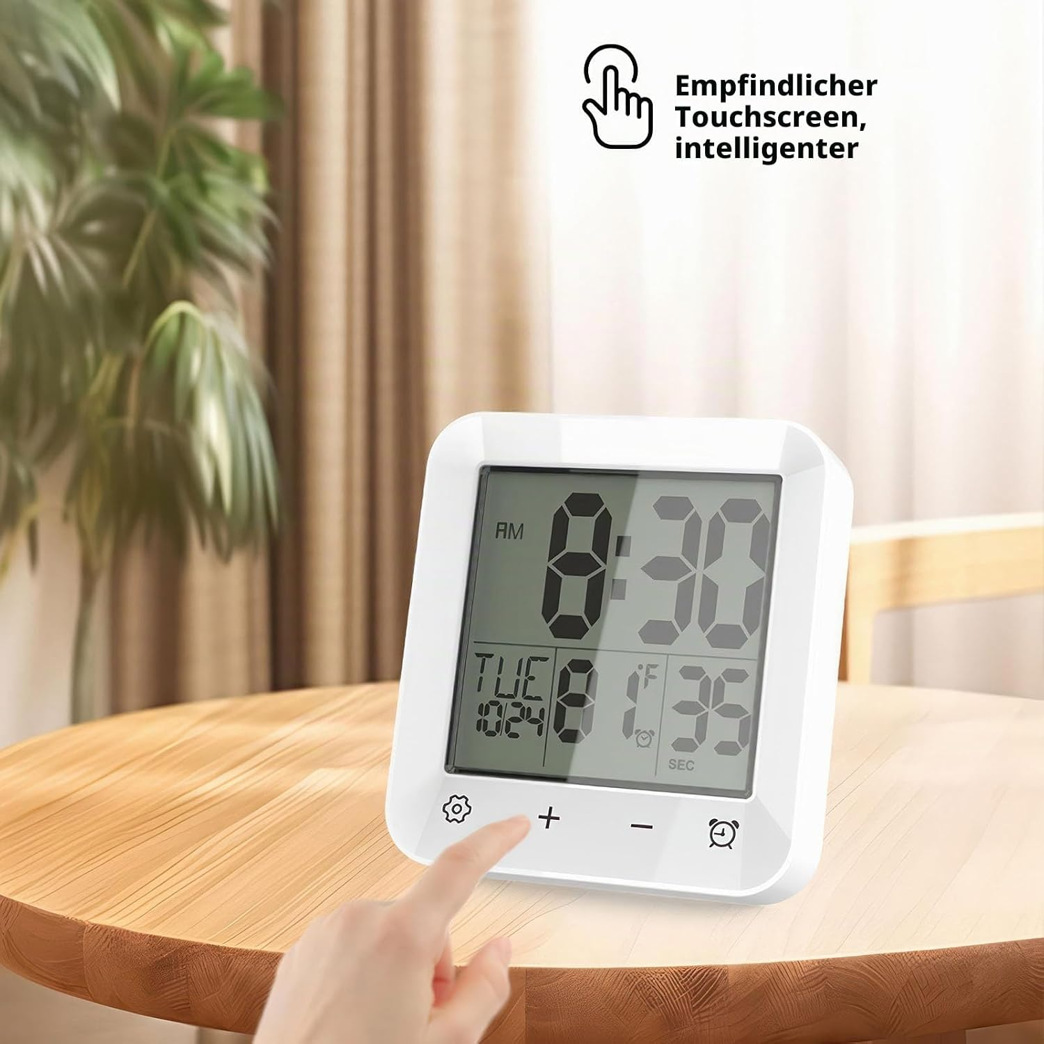 Ein weißer digitaler Wecker steht auf einem Holztisch, eine Hand berührt den Touchscreen.