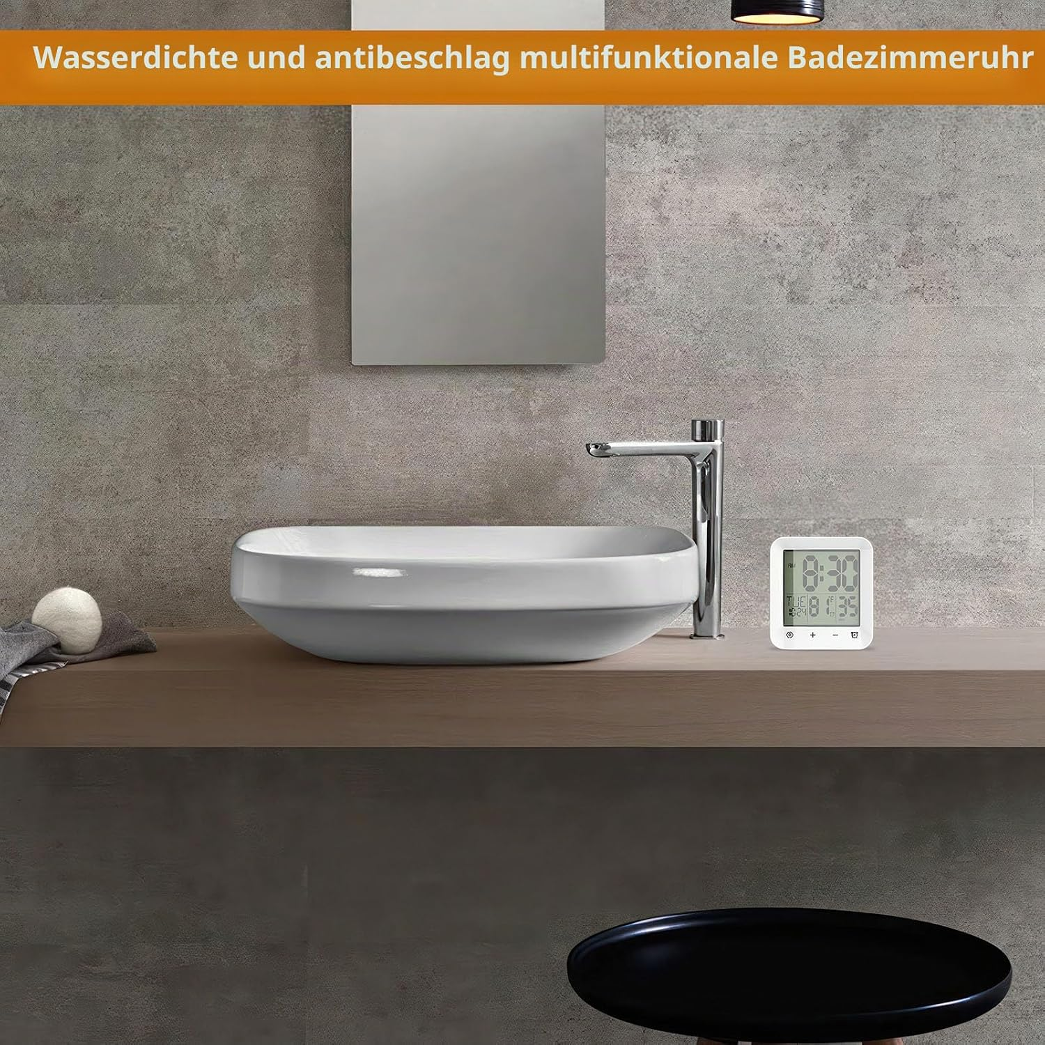 Eine weiße digitale Badezimmeruhr steht auf einer Holztheke neben einem modernen Waschbecken an einer grauen Wand.