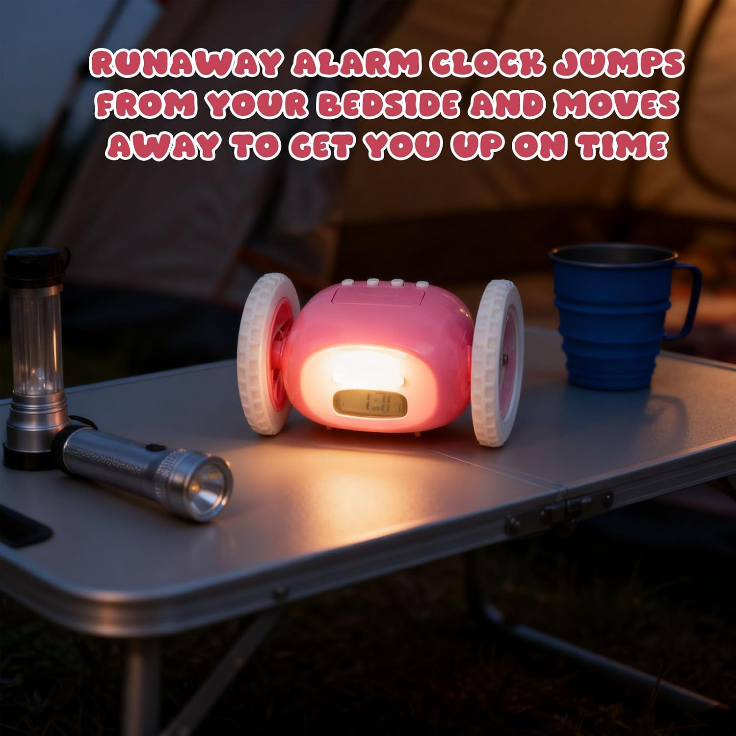 Ein rosa Wecker mit Rädern auf einem Tisch mit Taschenlampe und blauem Becher, mit Text.