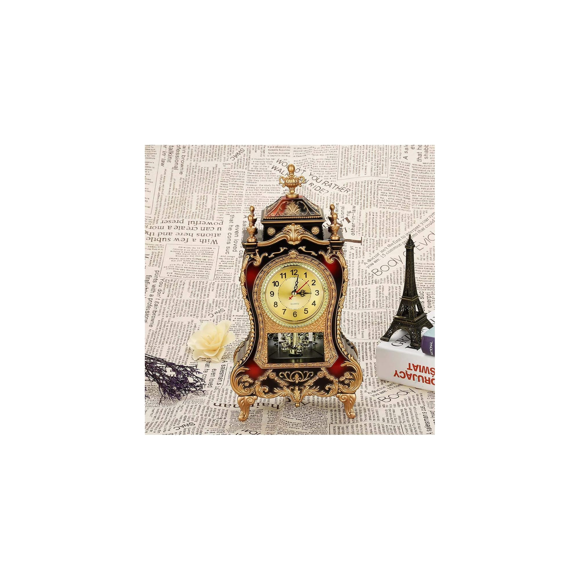 Eine dekorative Vintage-Uhr und ein Eiffelturm-Modell auf einer Zeitung.