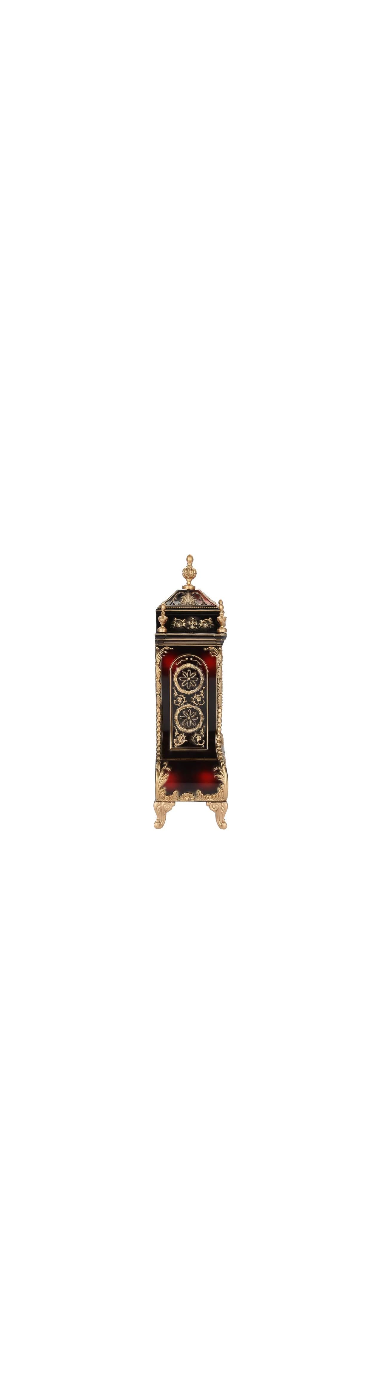 Antike dunkelrote Standuhr mit goldenen Verzierungen und filigranen Mustern auf weißem Hintergrund.