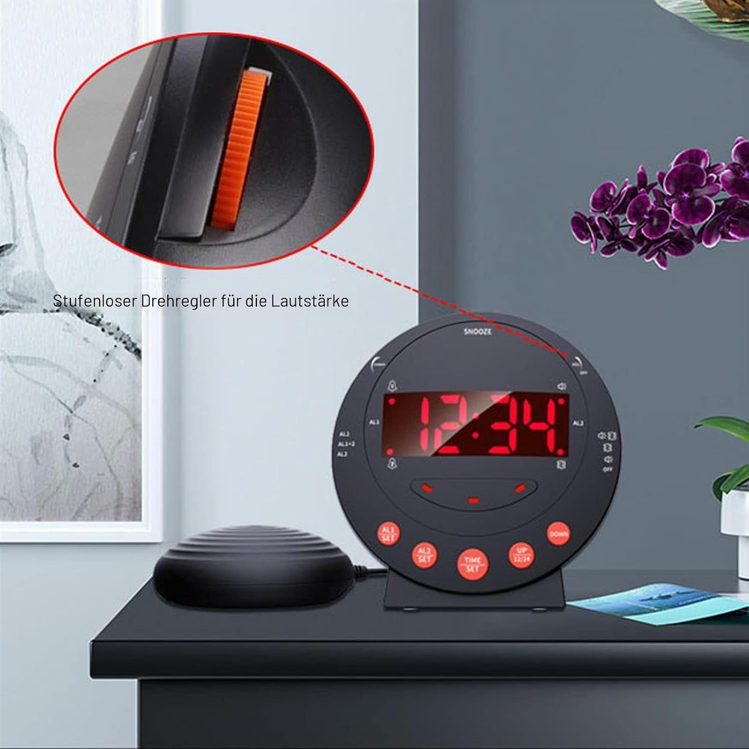 Schwarzer digitaler Wecker mit roter LED-Anzeige und einem runden Lautstärkeregler im Detail.
