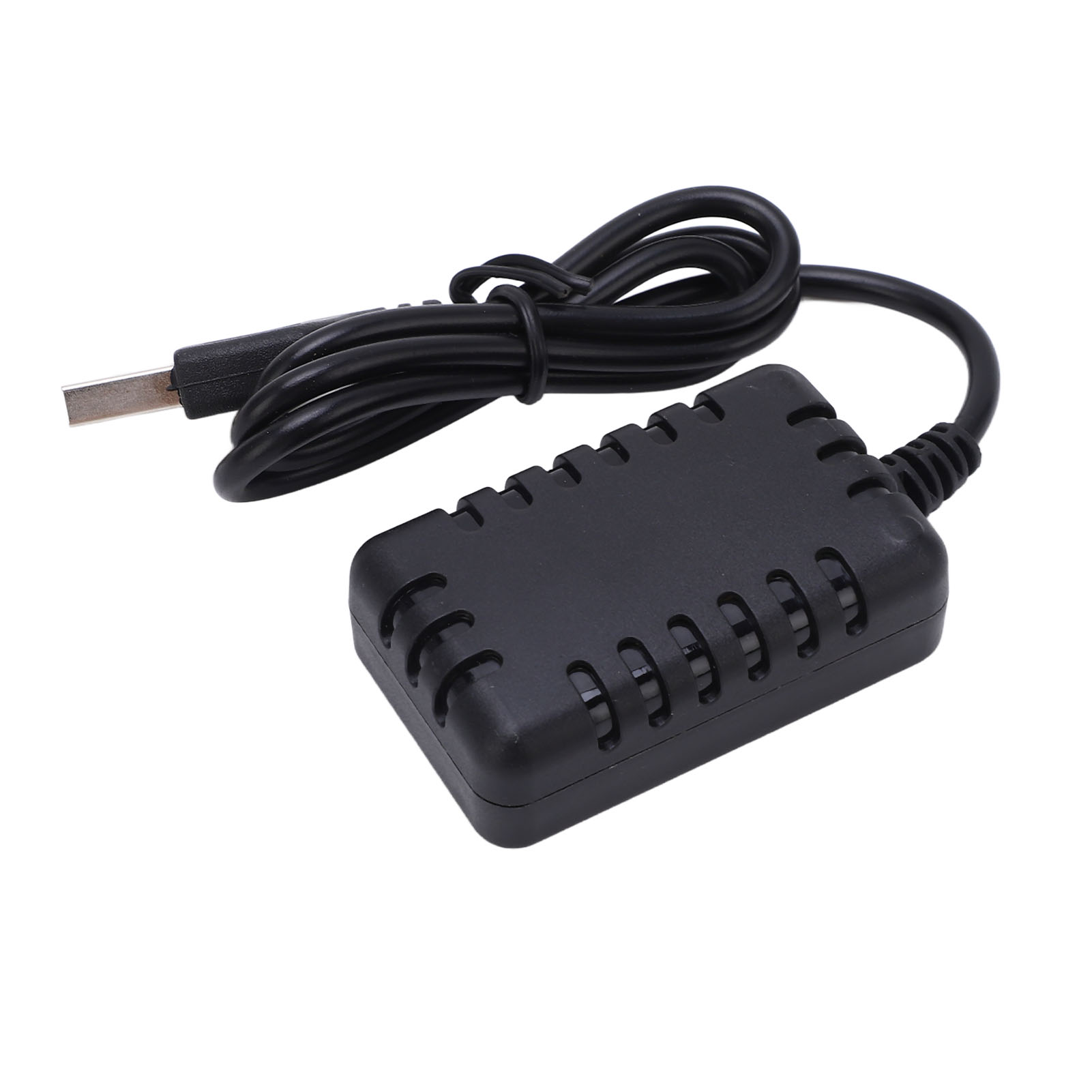 Ein schwarzes Elektronikgehäuse mit Belüftungsschlitzen und einem angeschlossenen USB-Kabel auf weißem Hintergrund.