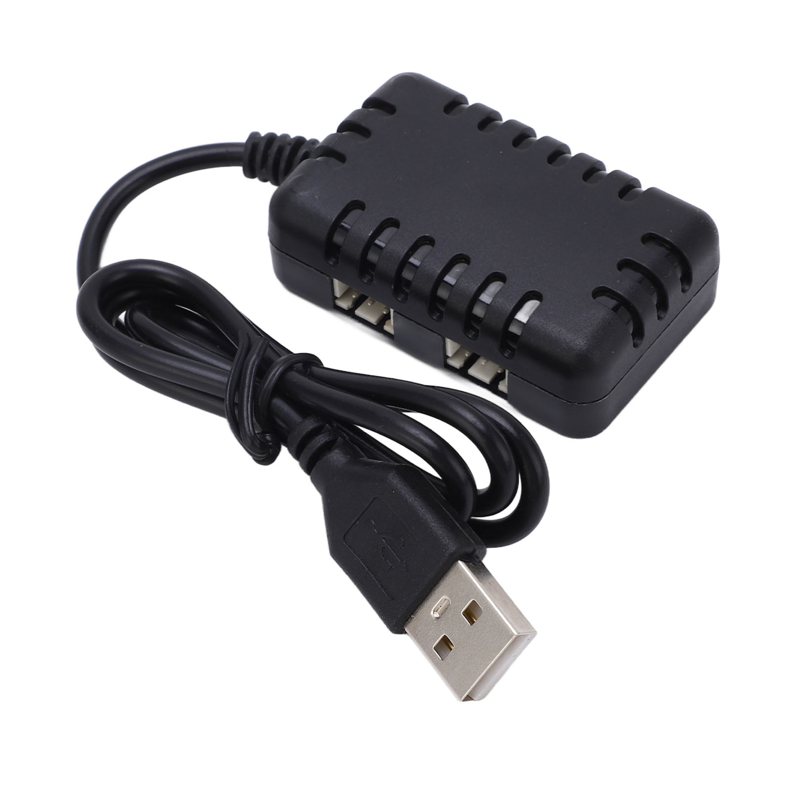 Ein schwarzer USB-Hub mit geripptem Gehäuse und aufgerolltem Kabel auf weißem Hintergrund.