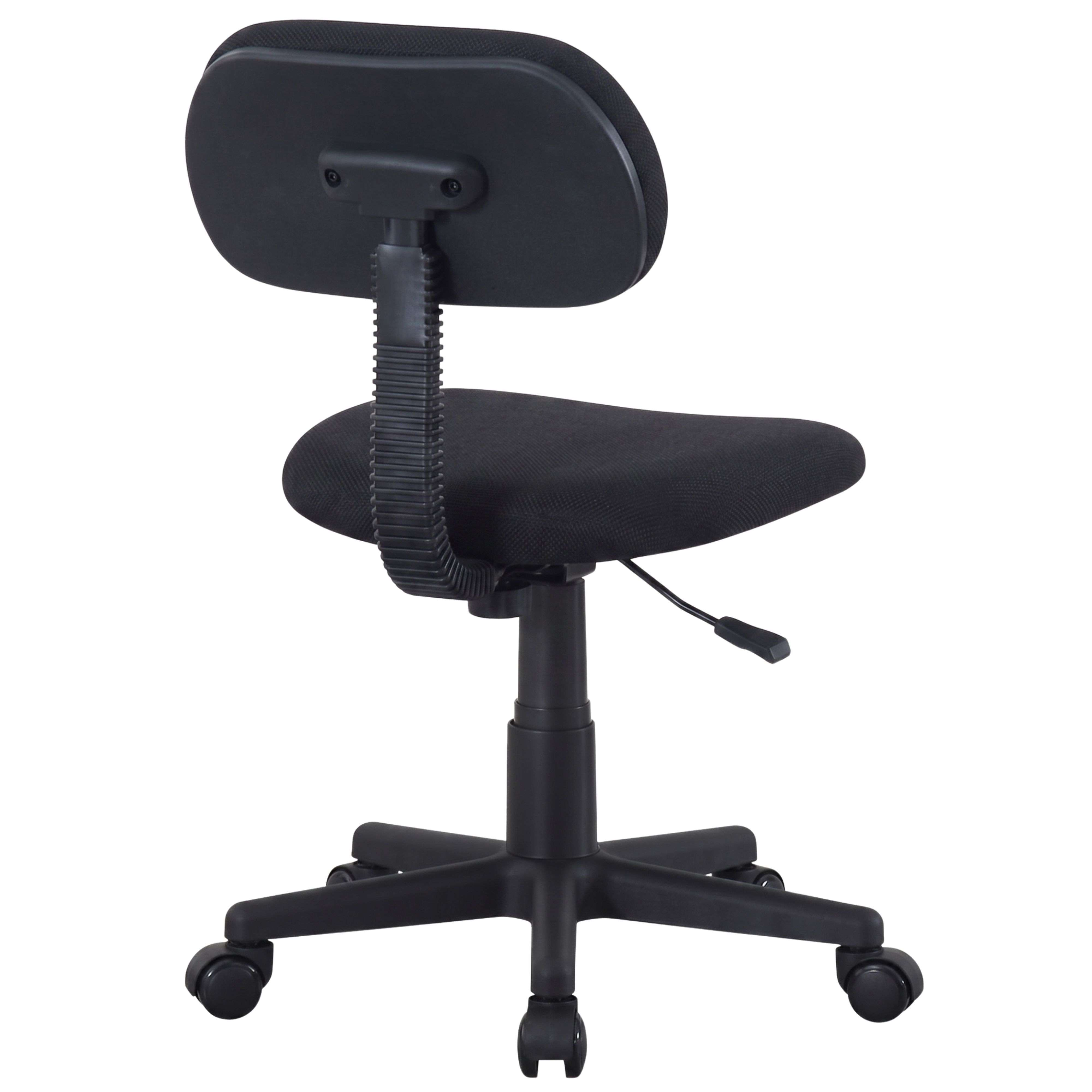 Una silla de oficina negra con ruedas, asiento acolchado y respaldo sobre fondo blanco.