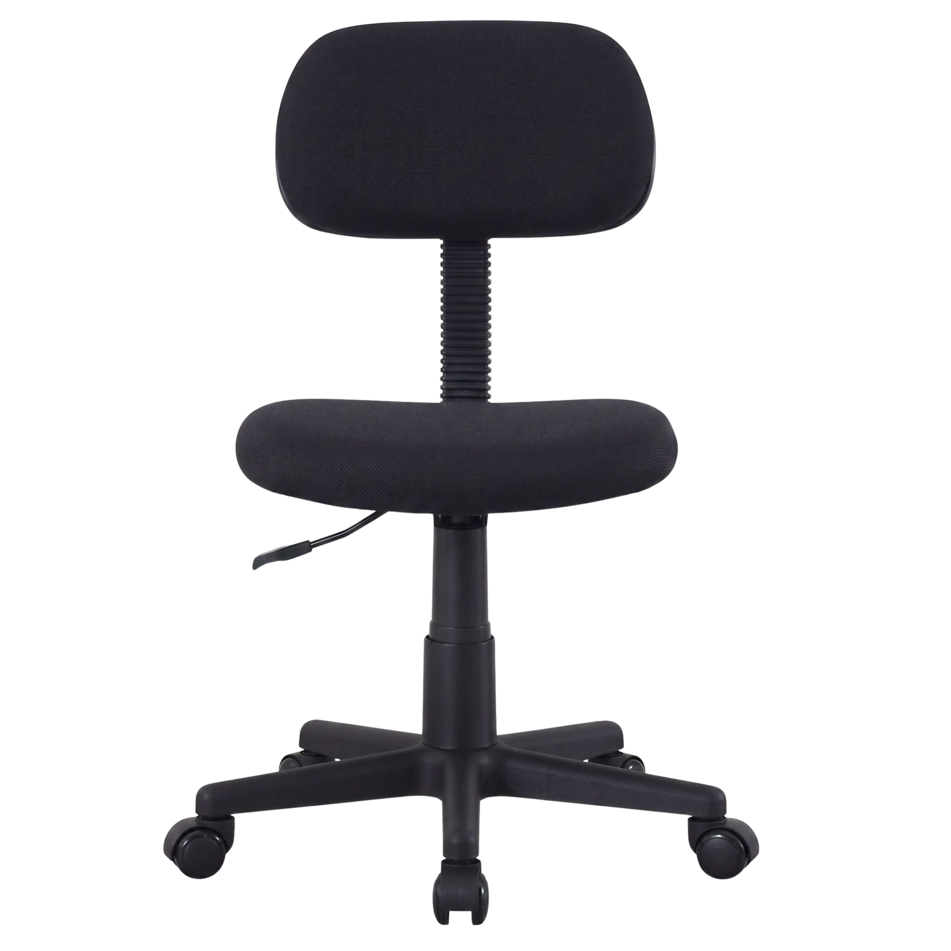 Una silla de oficina ergonomica negra con ruedas sobre fondo blanco.