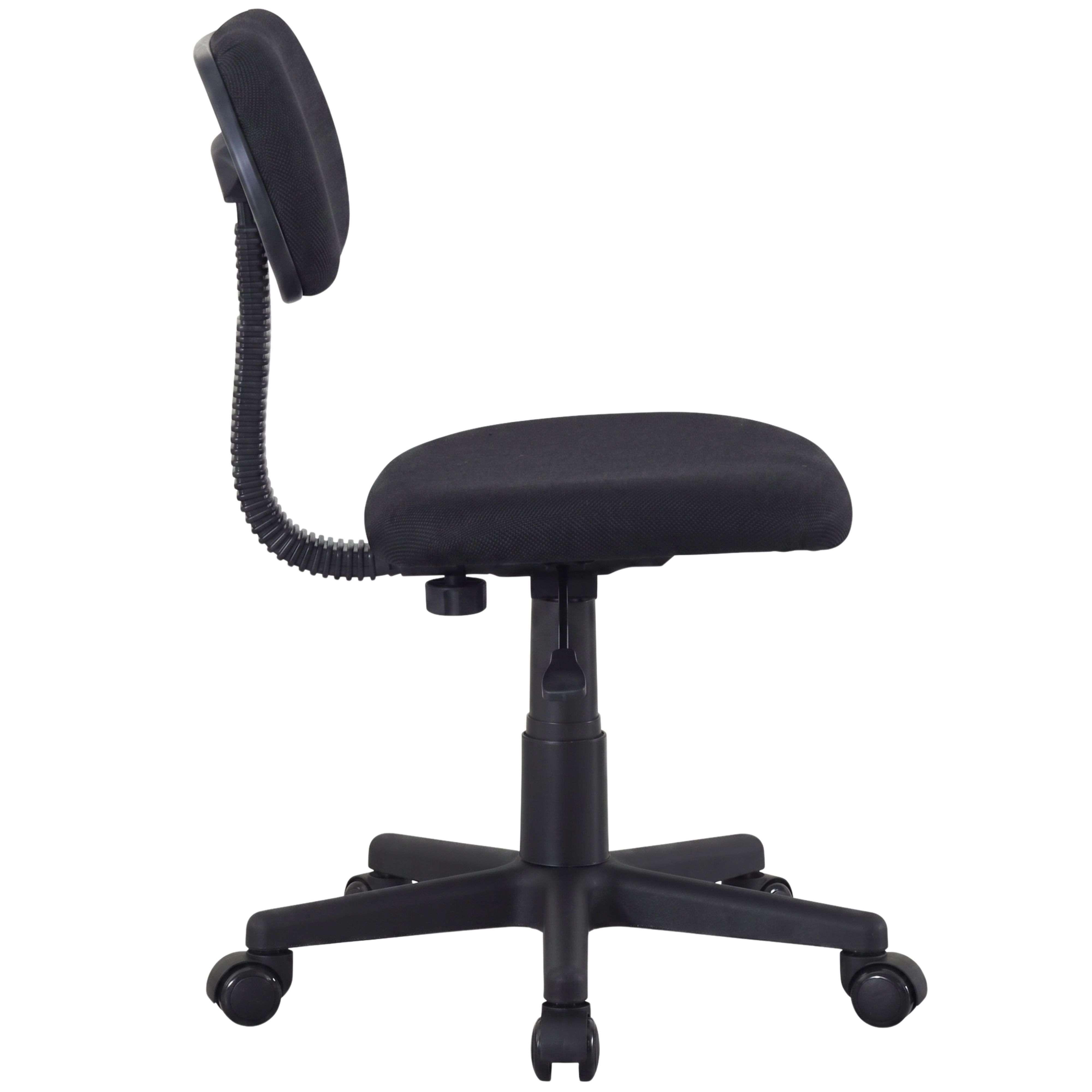 Una silla de oficina negra con ruedas, asiento acolchado y respaldo sobre fondo blanco.