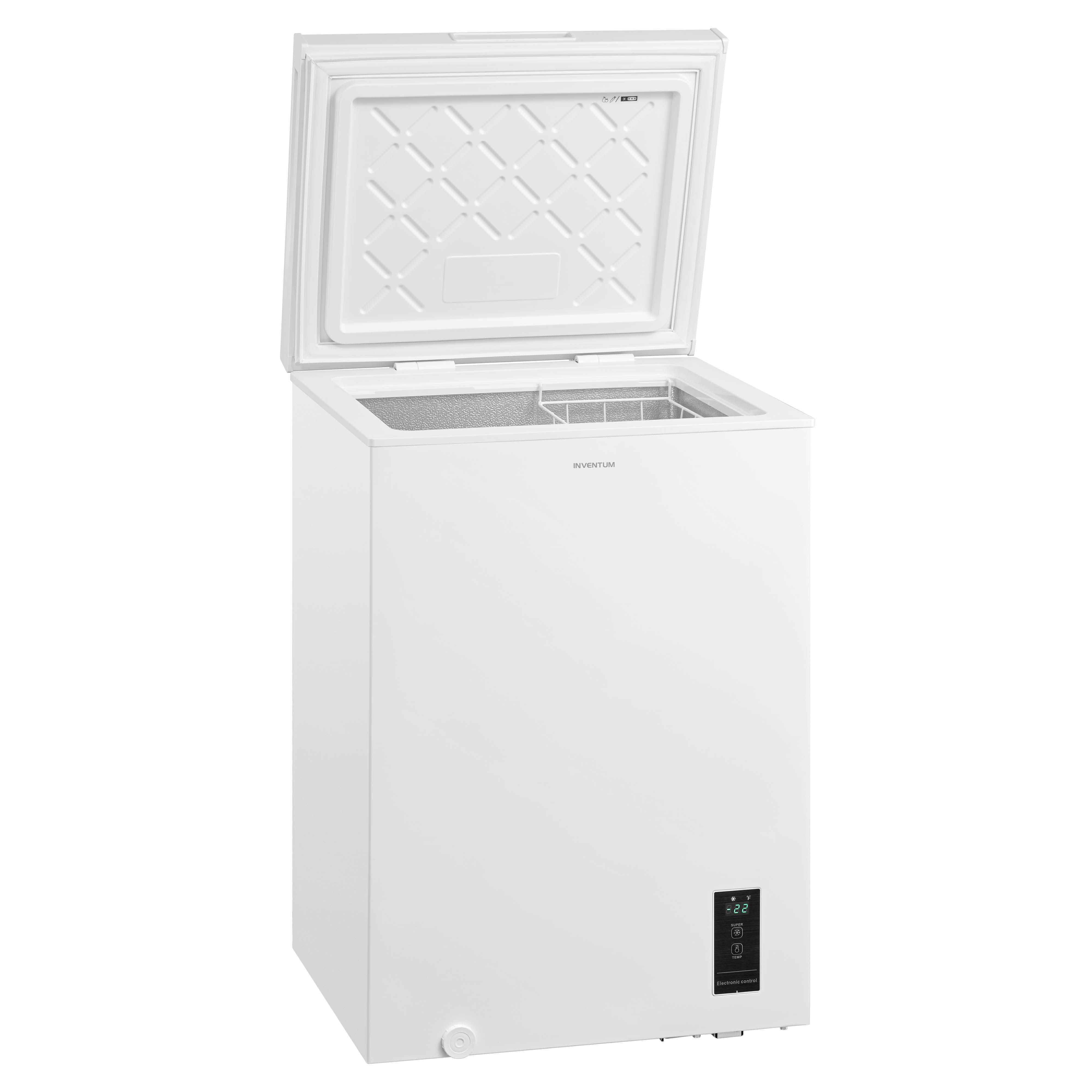 Un congélateur coffre blanc Inventum avec couvercle ouvert et panneau de commande numérique en bas à droite, sur fond blanc.