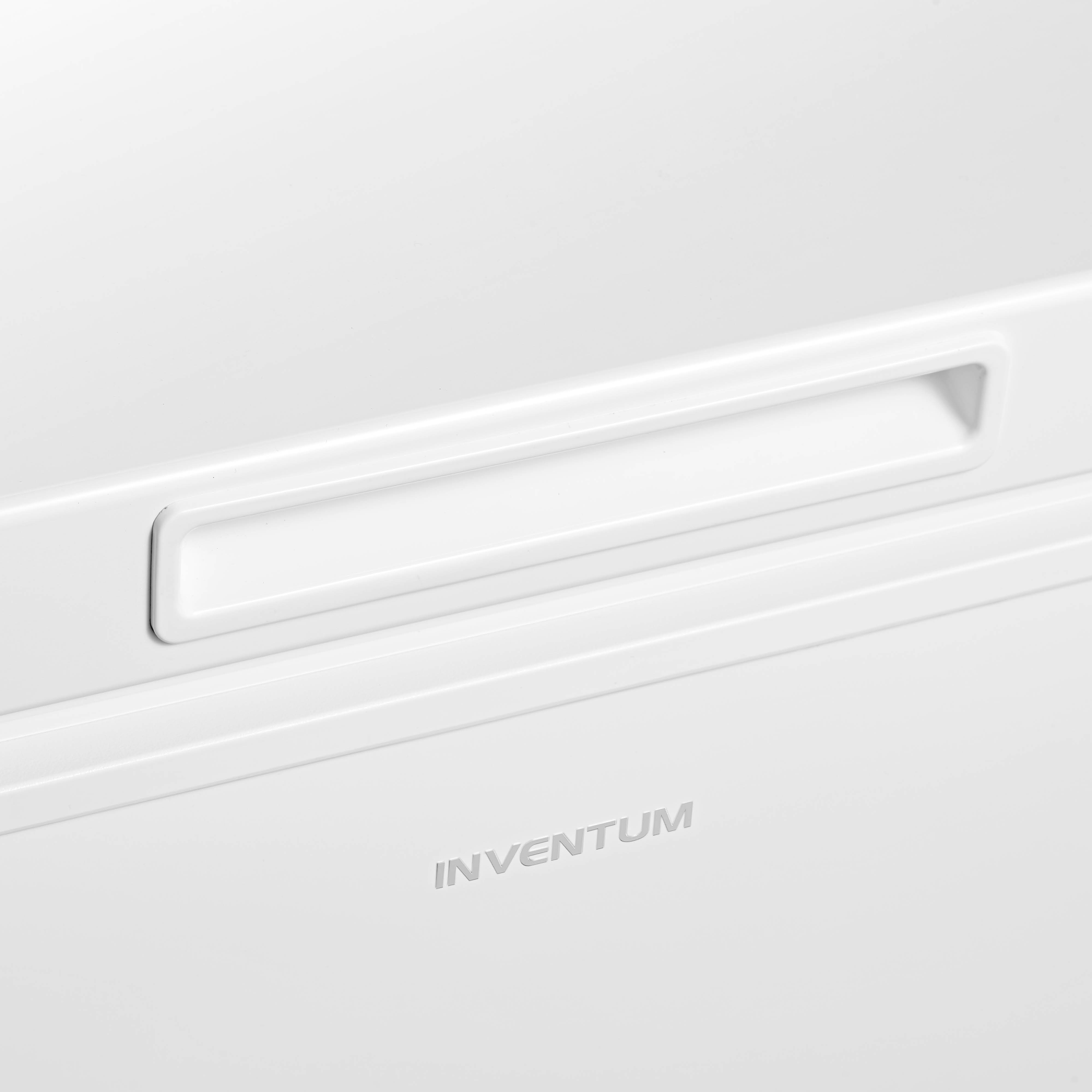 Poignee blanche et logo Inventum sur la surface d'un appareil.