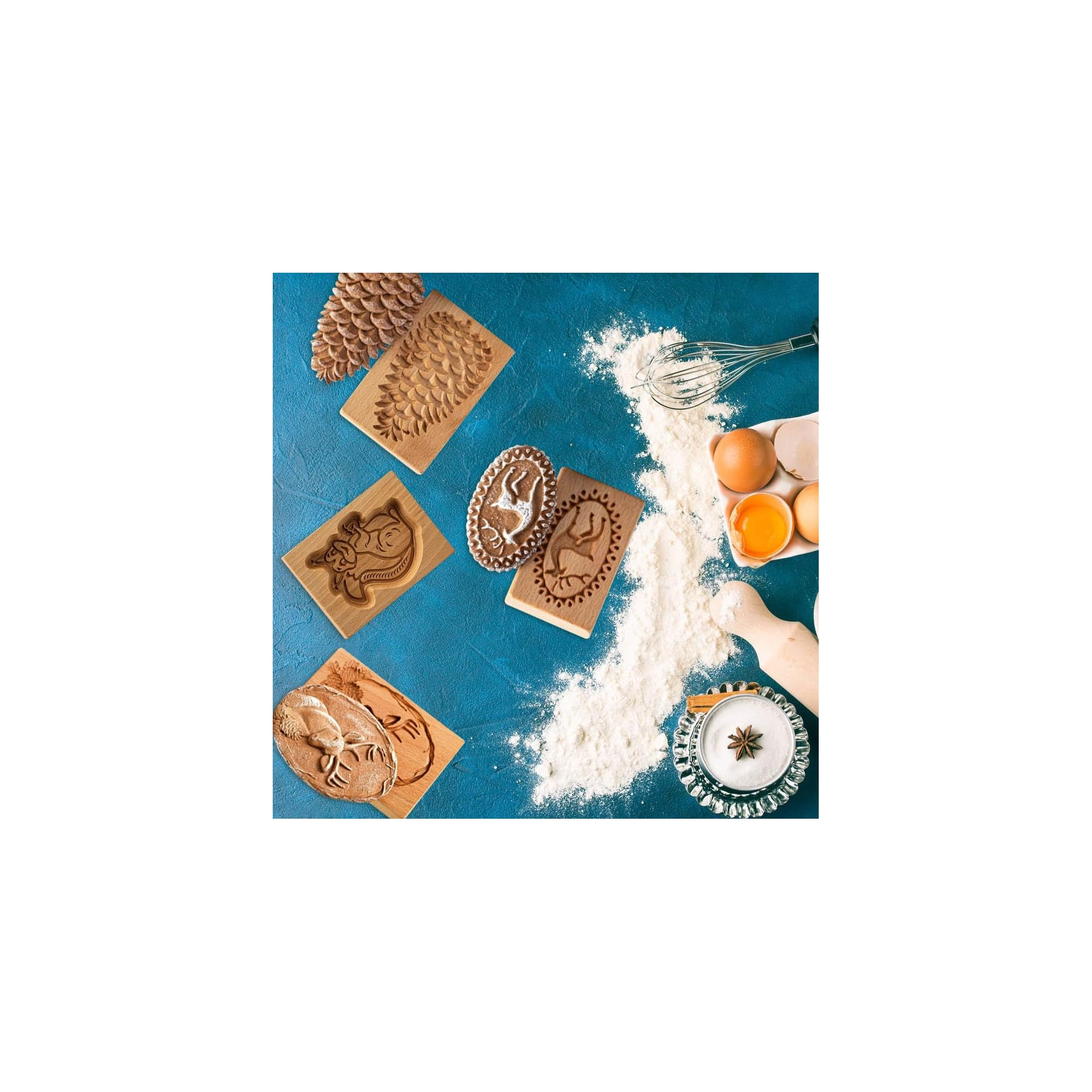 Holzbackformen, Mehl, Eier und ein Schneebesen auf blauem Untergrund.