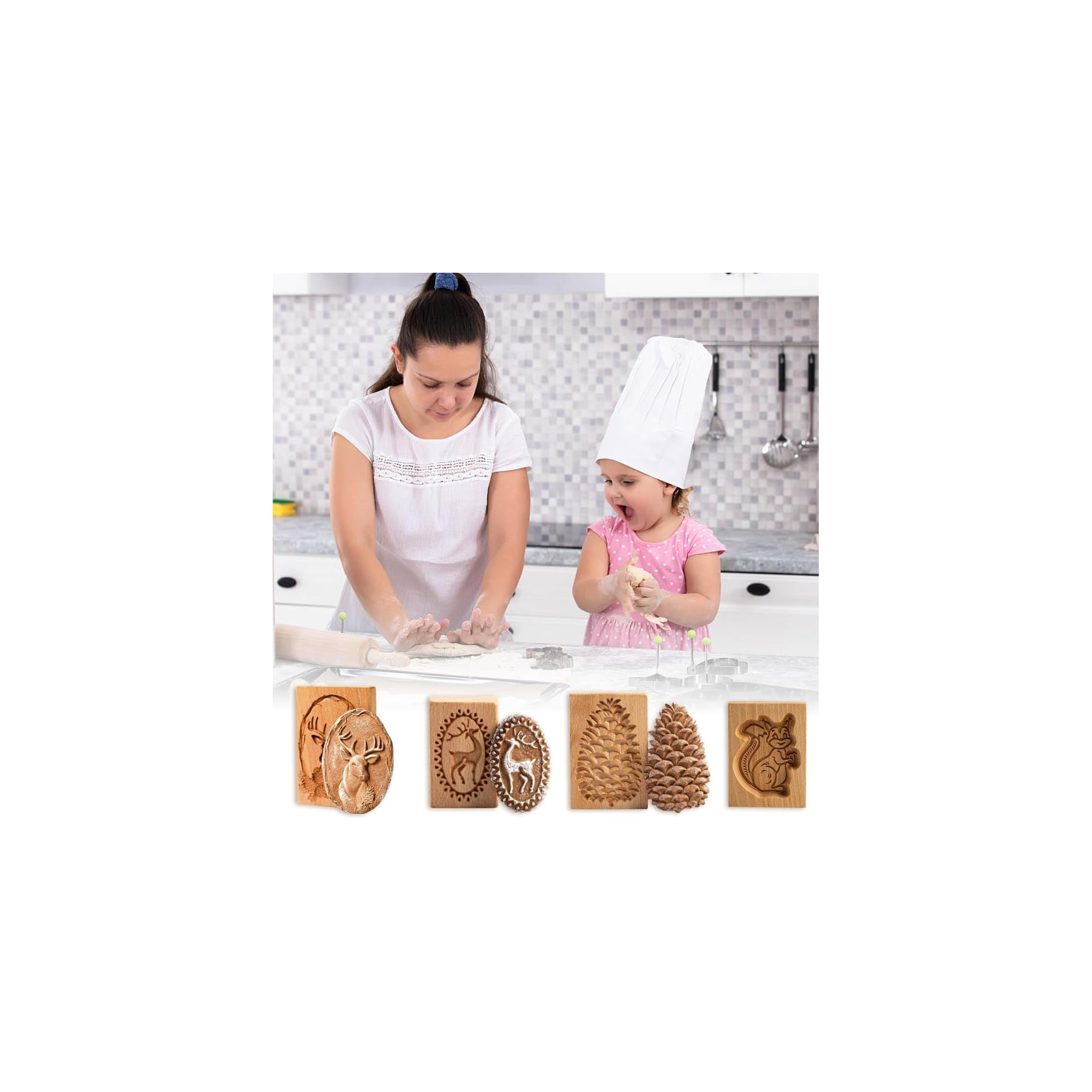 Eine Frau und ein Kind in Kochmütze backen mit Teig, darunter vier hölzerne Keksformen mit Mustern.