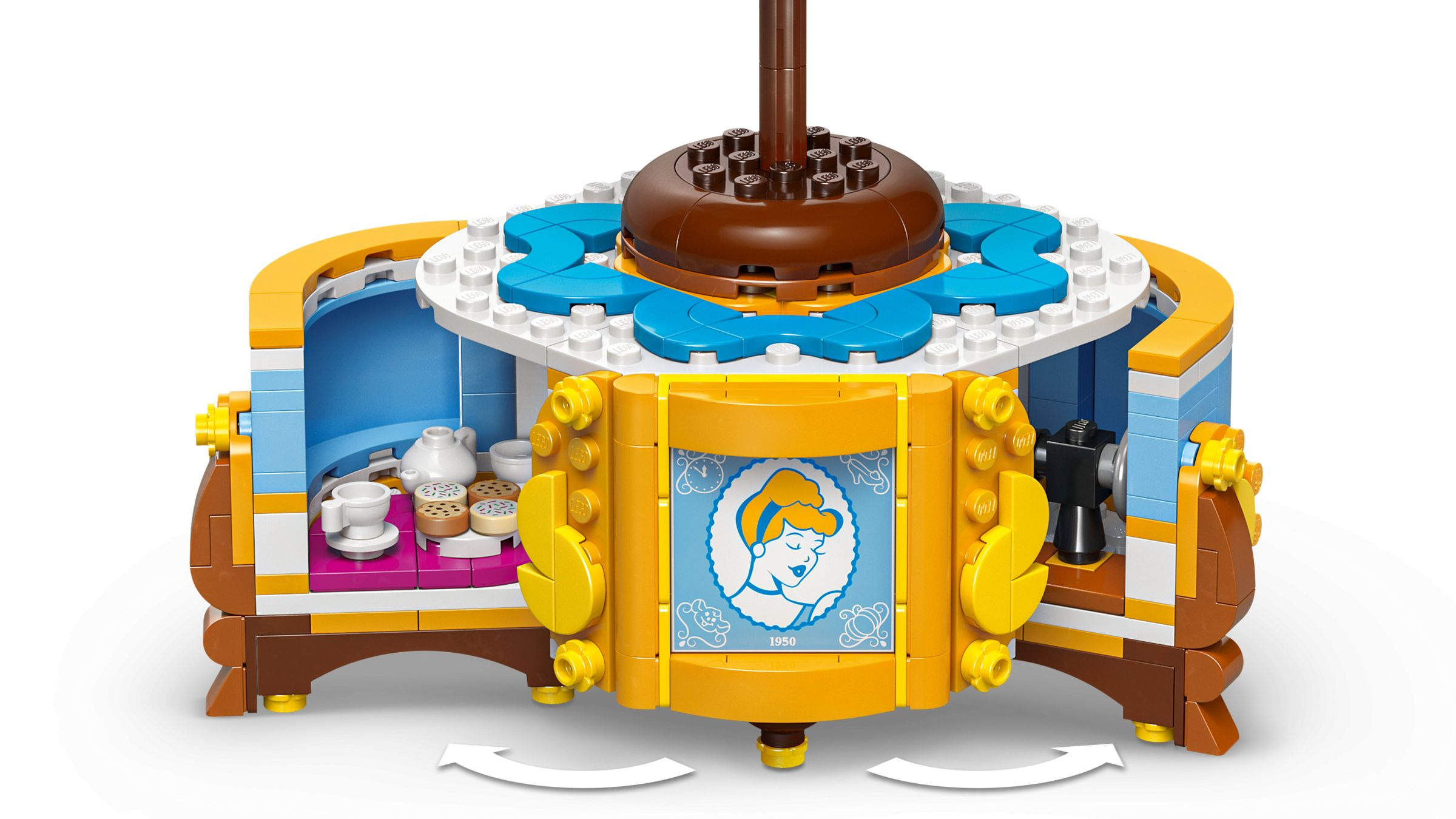 Ein gelbes Legoschloss mit einer Abbildung von Cinderella, Teetassen im linken Raum und Möbeln im rechten.