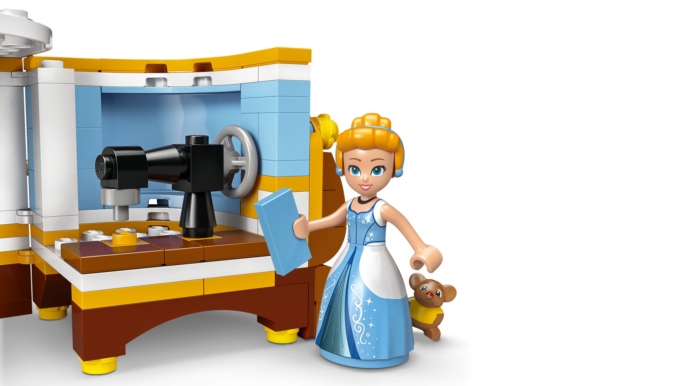 Lego Aschenputtel-Figur mit blauem Buch neben einer Nähmaschine und einer kleinen Maus.