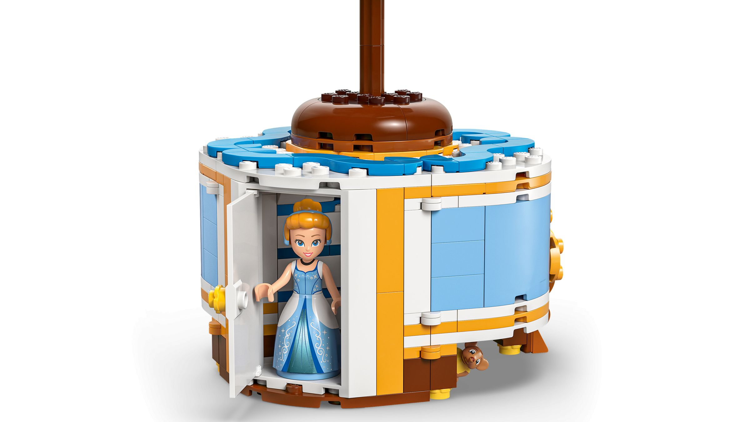 Lego-Figur Cinderella steht in einer runden, blau-weißen Kutsche, während eine kleine Maus herausschaut.