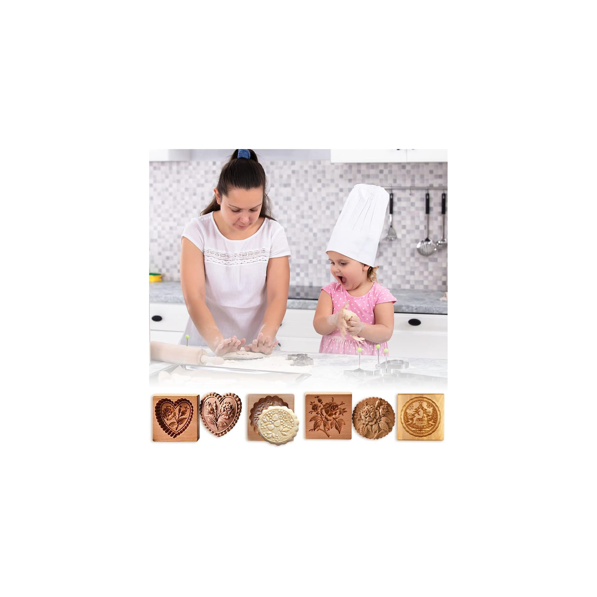 Eine Frau und ein Mädchen mit Kochmütze machen Teig, unten sind Holz-Keksausstecher zu sehen.