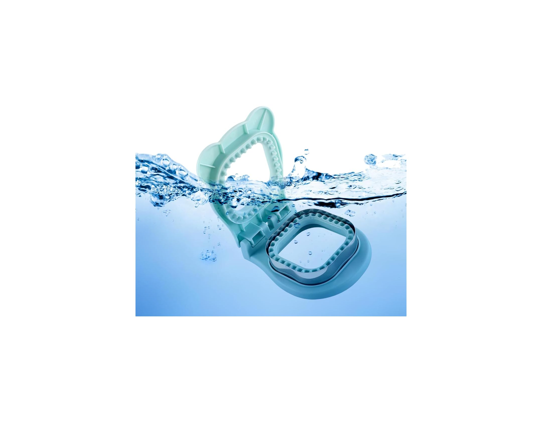 Ein hellblauer Maultaschenbereiter aus Plastik im Wasser mit Spritzern vor blauem Farbverlauf.