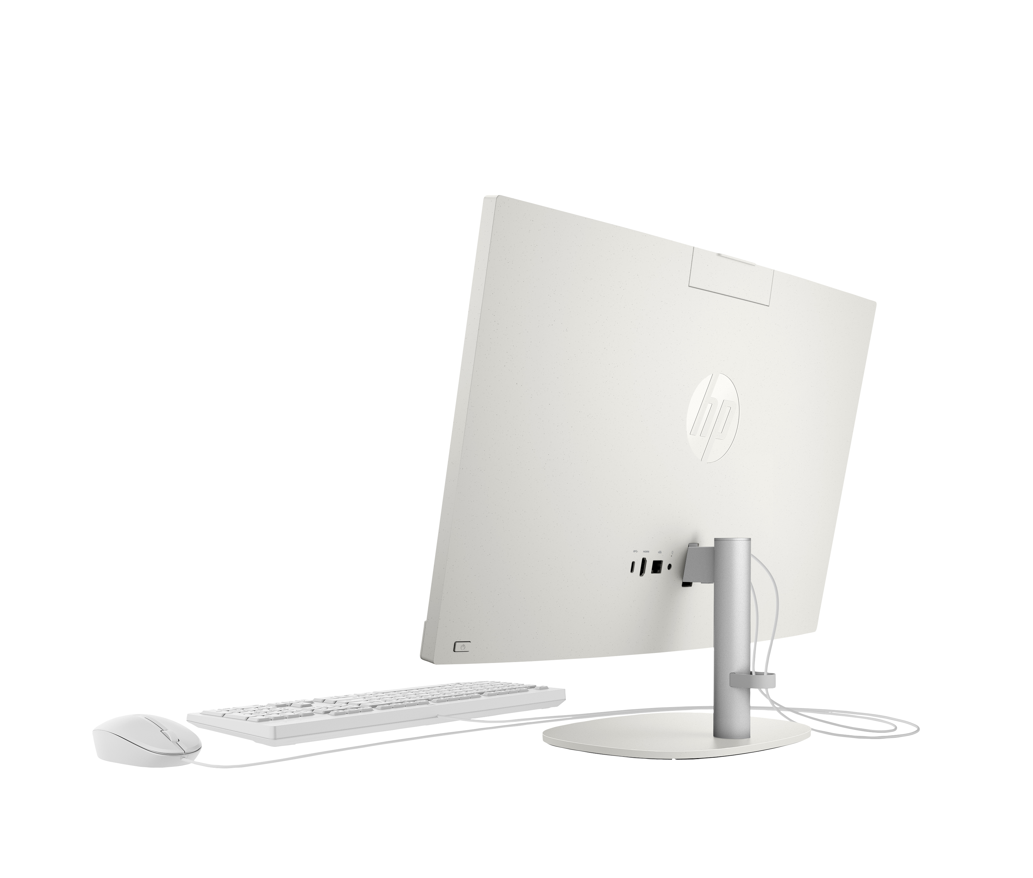 Vista posteriore di un computer all-in-one HP bianco con tastiera e mouse su sfondo bianco.