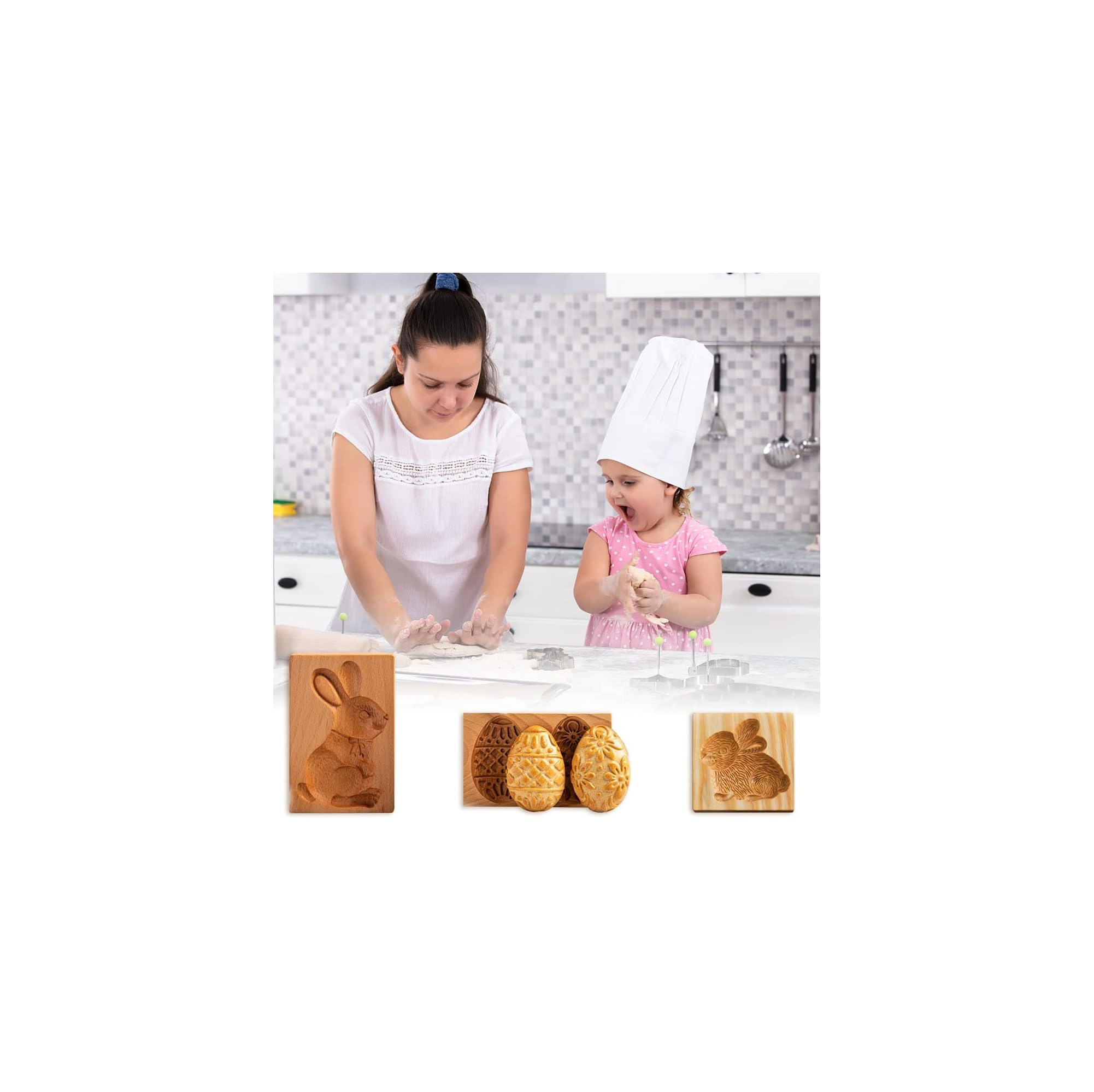 Eine Frau und ein Kind backen in einer Küche Teig, mit geschnitzten Holzformen im Vordergrund.