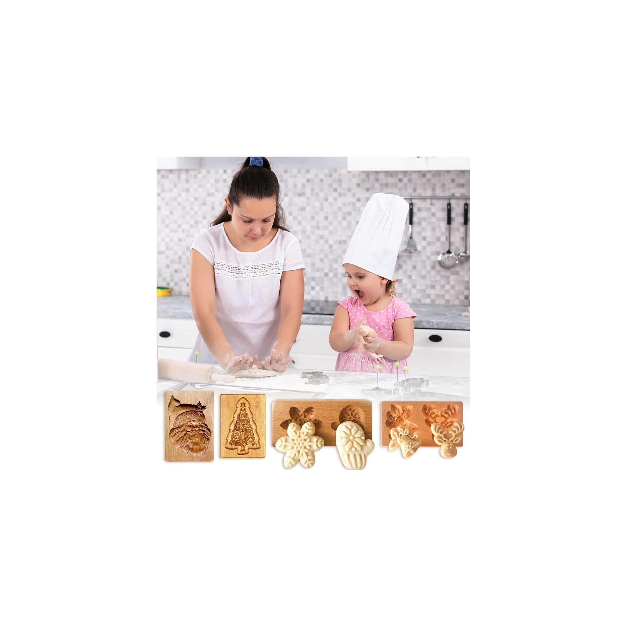 Frau und Kind backen Plätzchen in der Küche, mit Holzformen davor.
